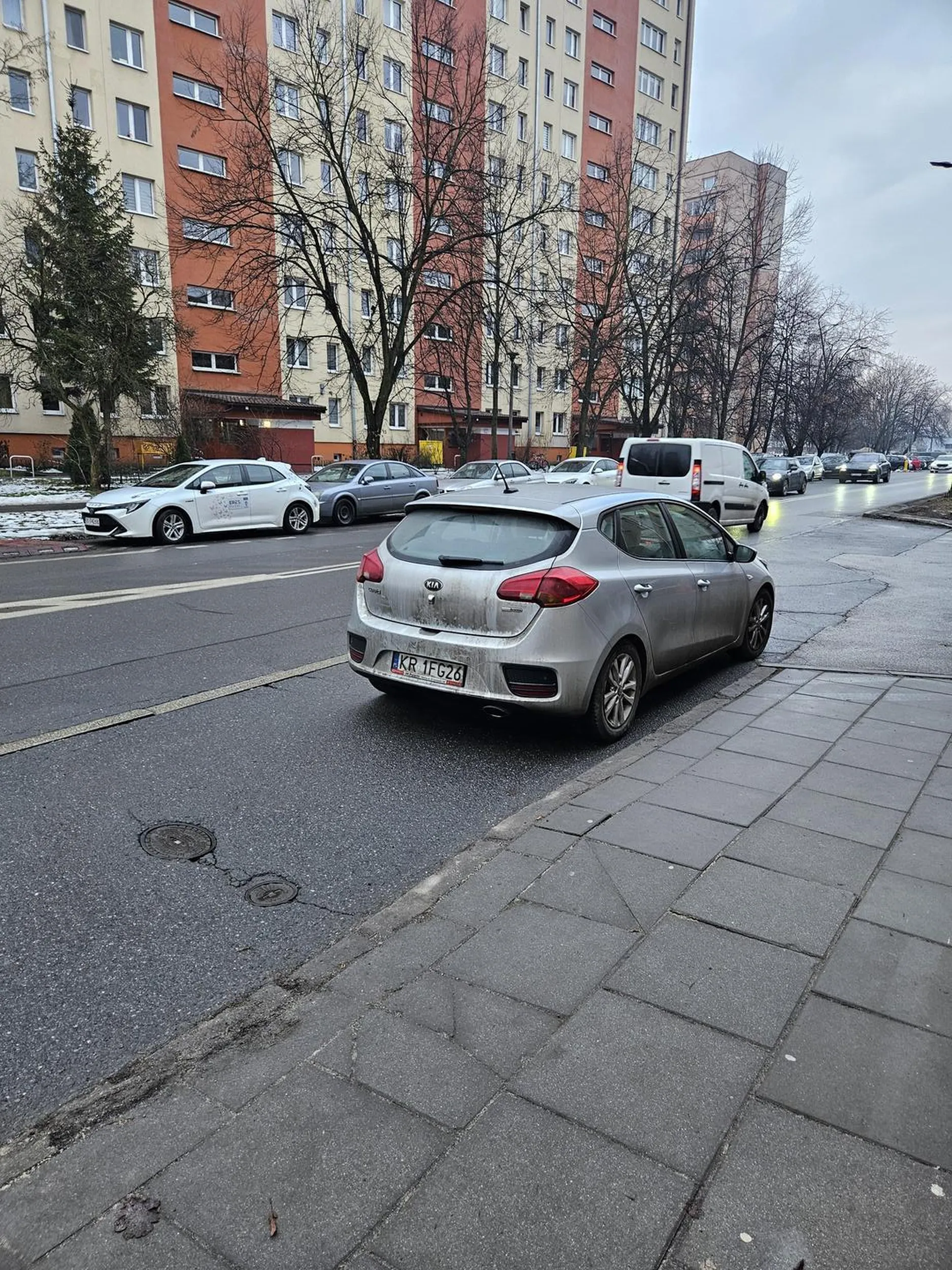 Pan zaparkował na przystanku autobusowym robiąc zakupy w hurtowni elektrycznej przy Pachońskiego w Krakowie...