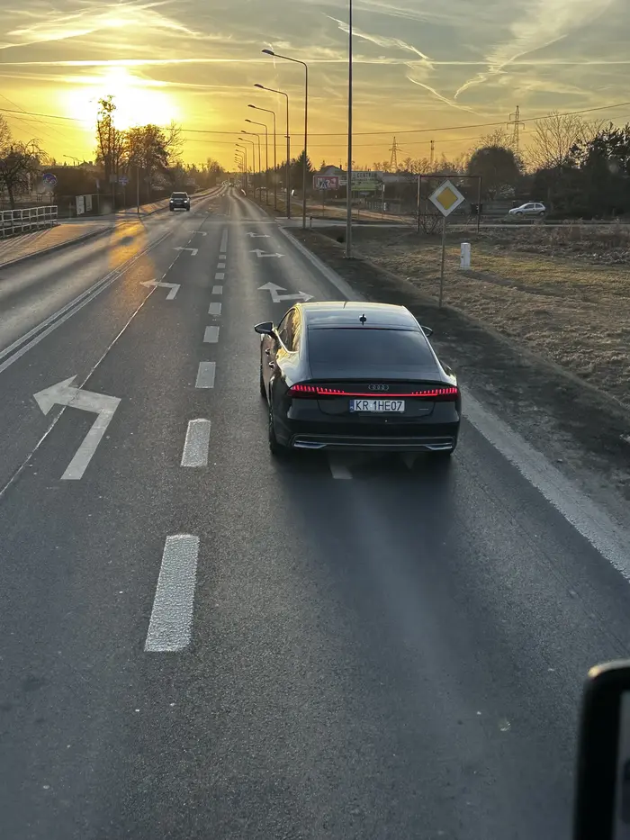 Zmień samochód na matiza ty tę.py bezmózgu, a nie ruch tamujesz!! Strefa zabudowana, a de.bil ledwo się rozpędził do 30!!! Cztery zera na masce, a piąte za kierownicą! Jak się boisz jeździć to niech cię typie zacznie wozić autobus miejski!!! Przez takich kre.tynów potem korki w całym mieście!!!