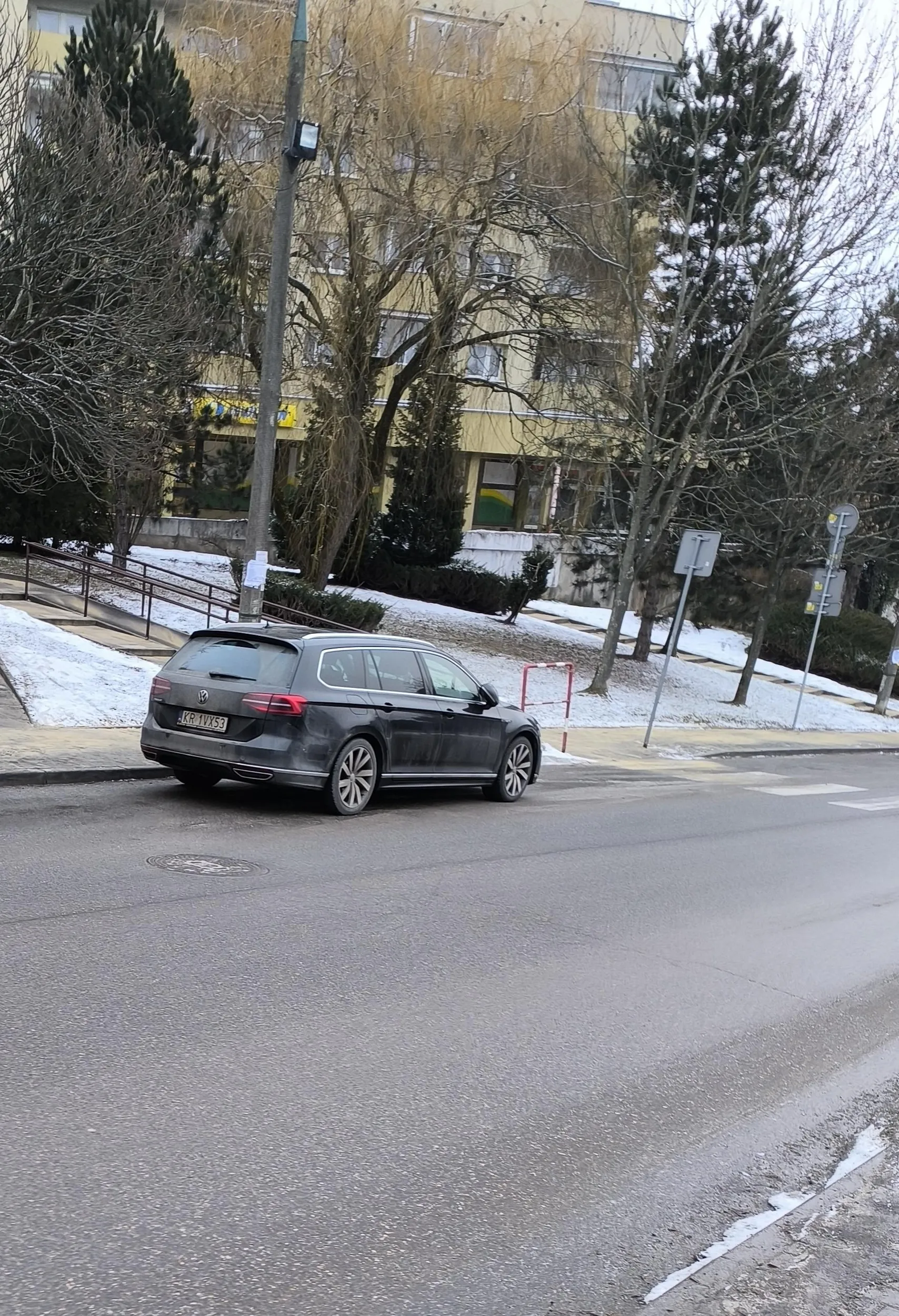 Parkowanie przed przejściem dla pieszych i na zakazie