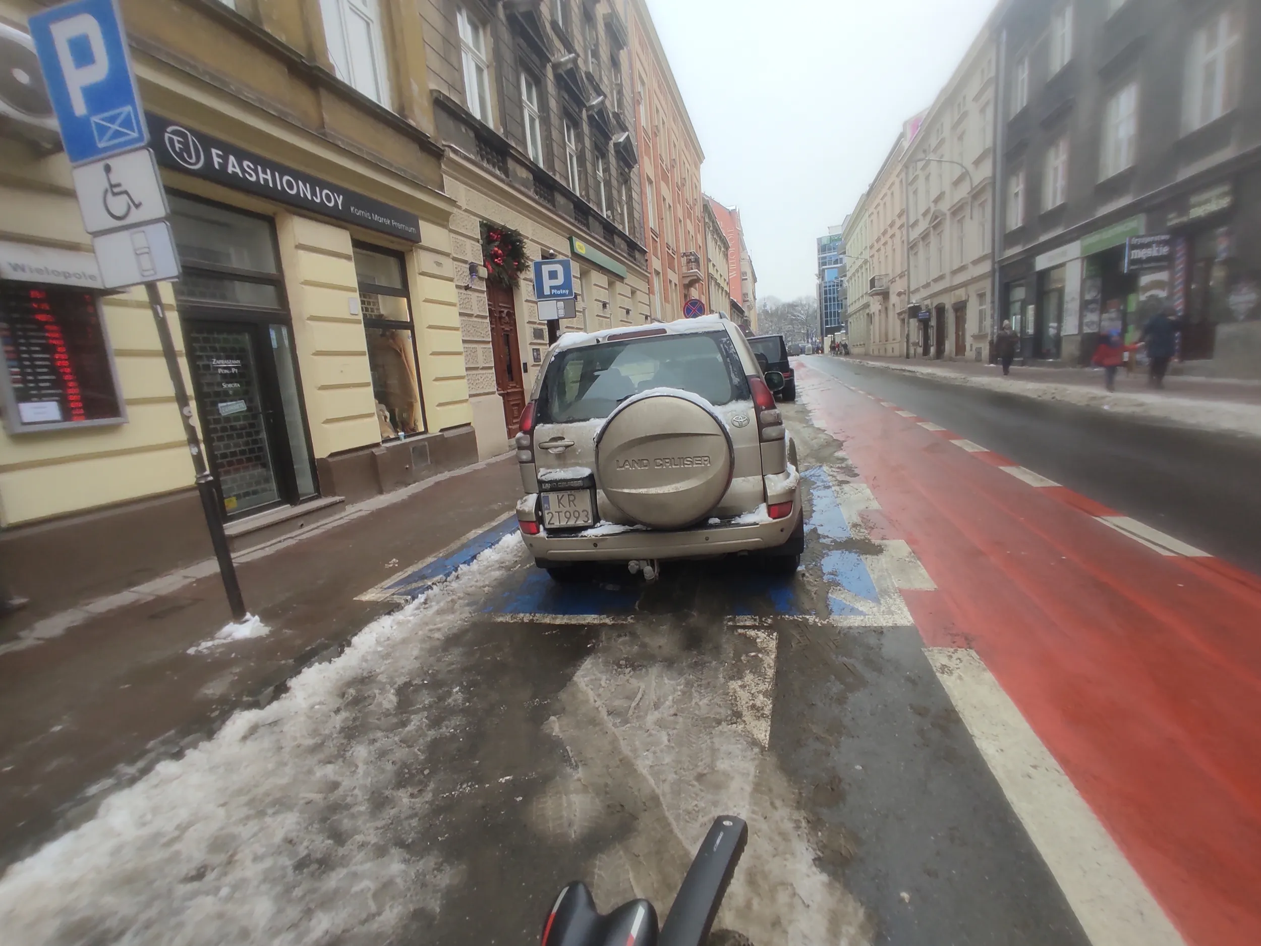 Kierowca tego bombowca staje na miejscach dla niepełnosprawnych bez uprawnień. Po zwróceniu uwagi ma czelność pyskować zamiast przeprosić.