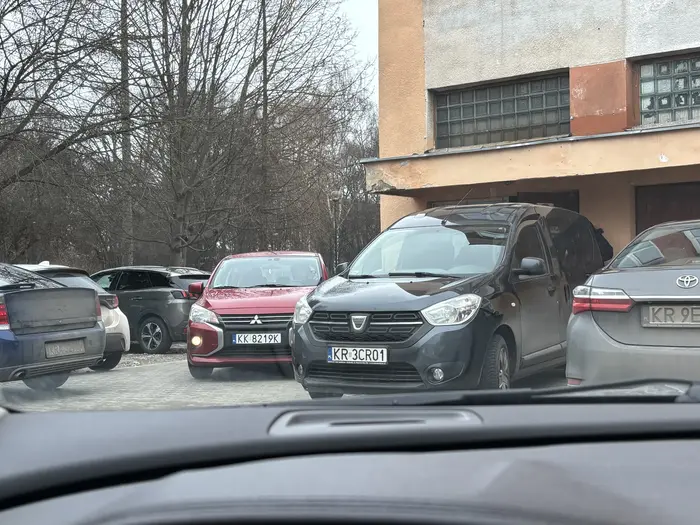 Notorycznie parkuje w miejscu uniemożliwiającym przejazd na parking pod liceum, po zwróceniu uwagi chamsko olewa kierowcę i nic sobie z tego nie robi że marnuje czas uczniów.