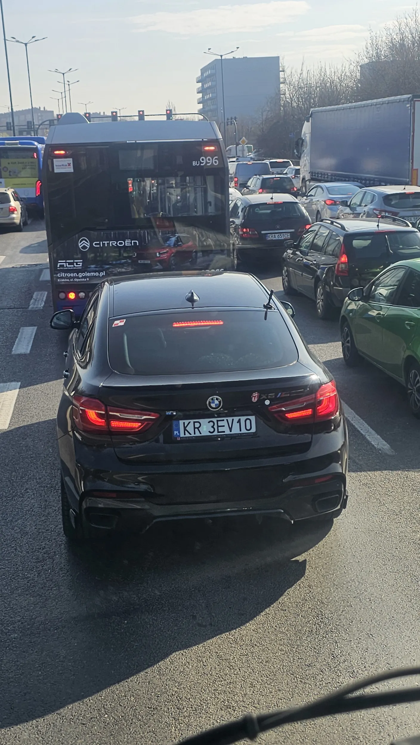 Jedziesz babo ta bmw lewym pasem i blokujesz ruch na drodze. Jeżeli wyjechałaś pooglądać widoki krakowa to zjedz na skrajny prawy a nie blokujesz lewy pas. Takich kierowcow odrazu na kurs doszkalające wysyłać