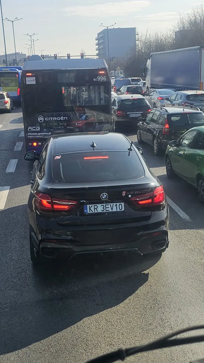 Jedziesz babo ta bmw lewym pasem i blokujesz ruch na drodze. Jeżeli wyjechałaś pooglądać widoki krakowa to zjedz na skrajny prawy a nie blokujesz lewy pas. Takich kierowcow odrazu na kurs doszkalające wysyłać