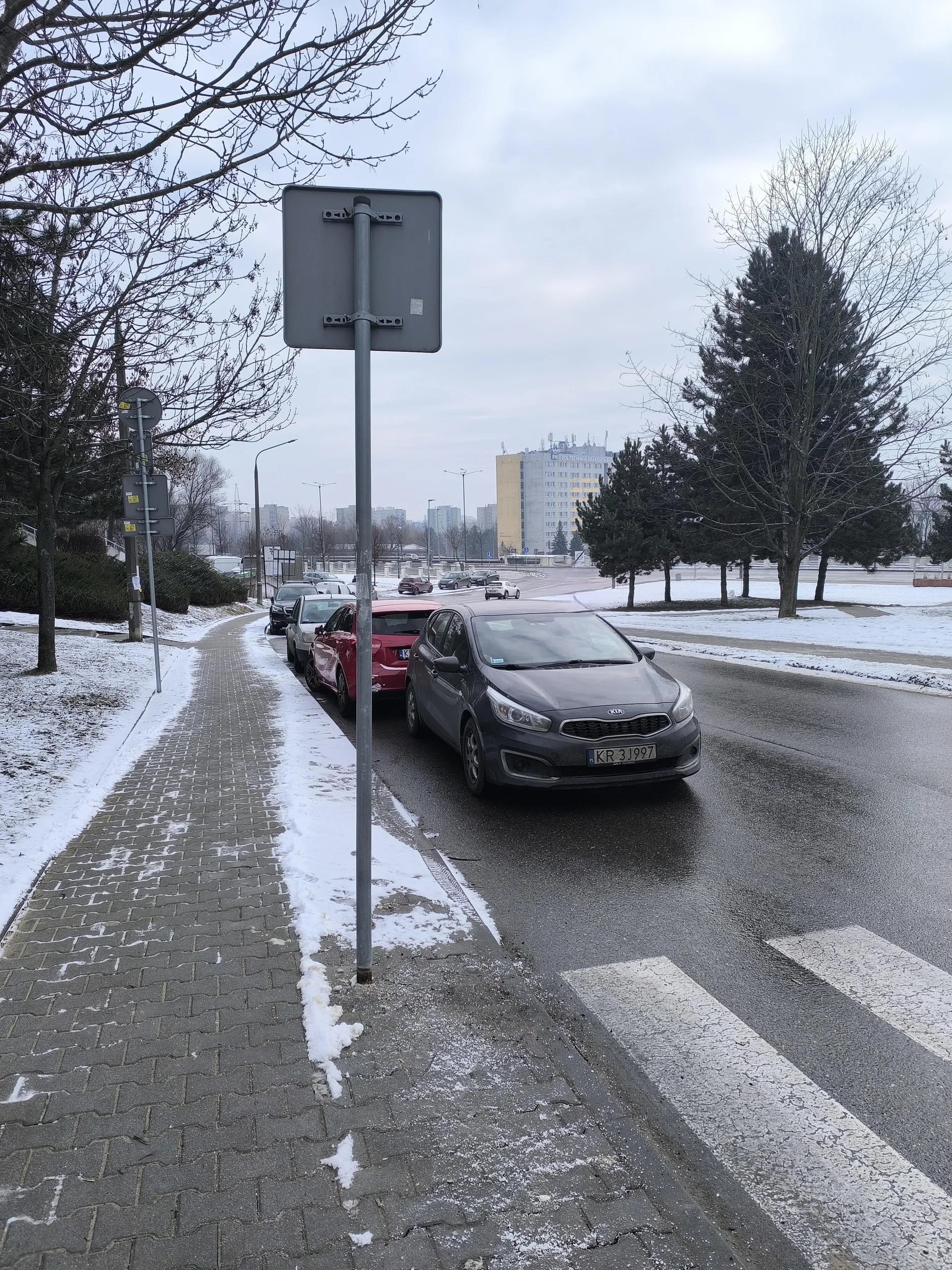 Chyba stanowczo za blisko przejścia, na dodatek na zakazie.
