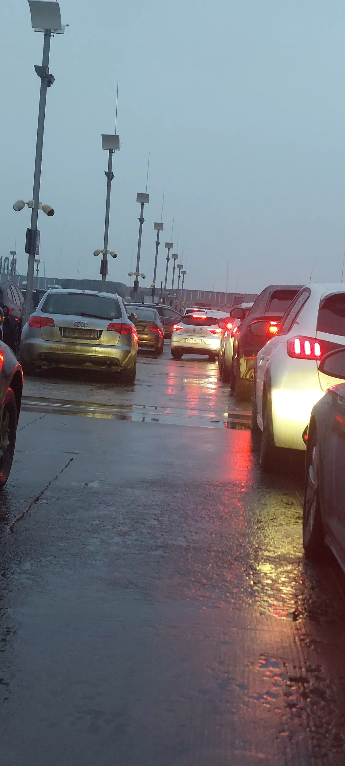 Zaparkował na drodze wyjazdowej z Bonarki blokując lewy pas.