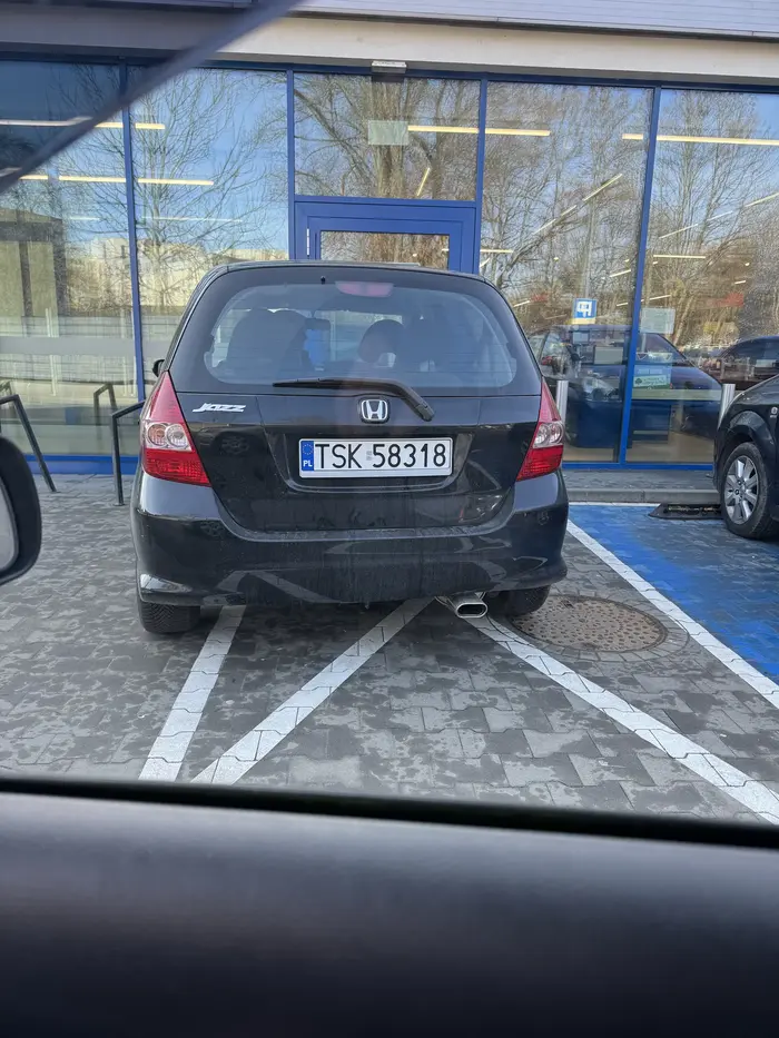 Ten samochód przerysował Ci zderzak pod lidlem na siewnej w Krakowie