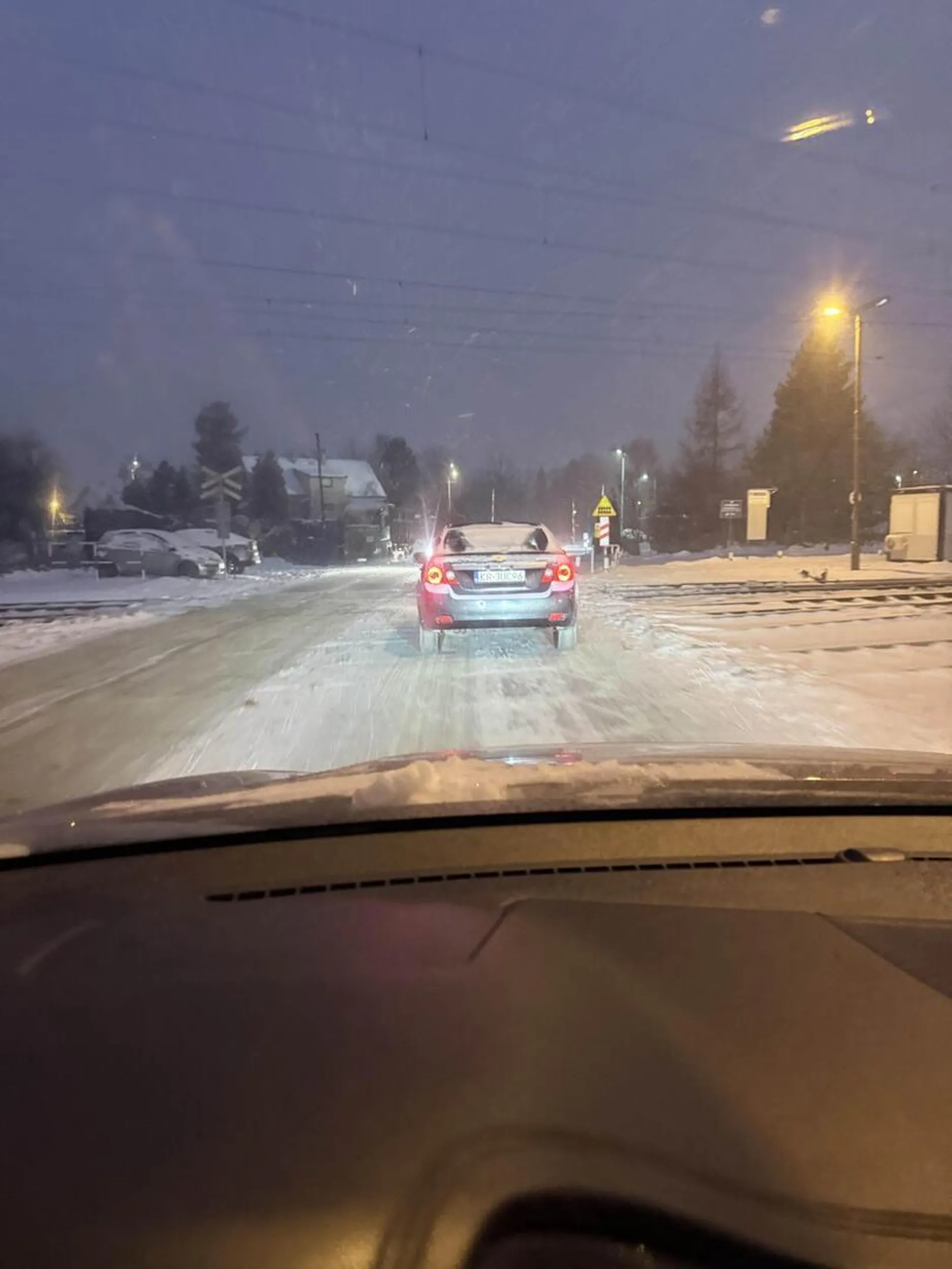 Bucu, polecam doinwestować w zimowe opony, zamiast spowalniać cały ruch jadąc 20km/h na 70tce