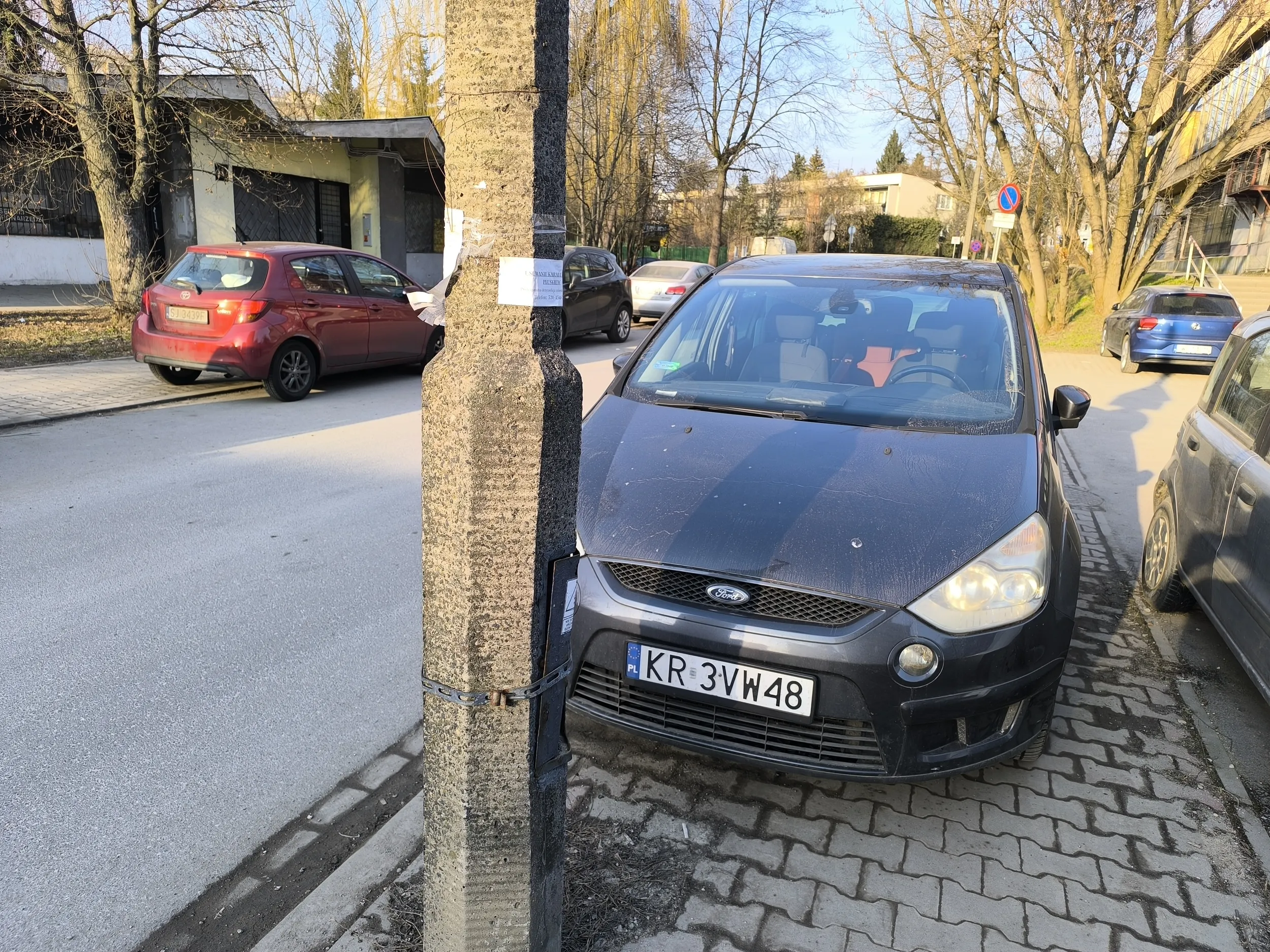Parkuje jak ostatnia parówa na całej szerokości chodnika.