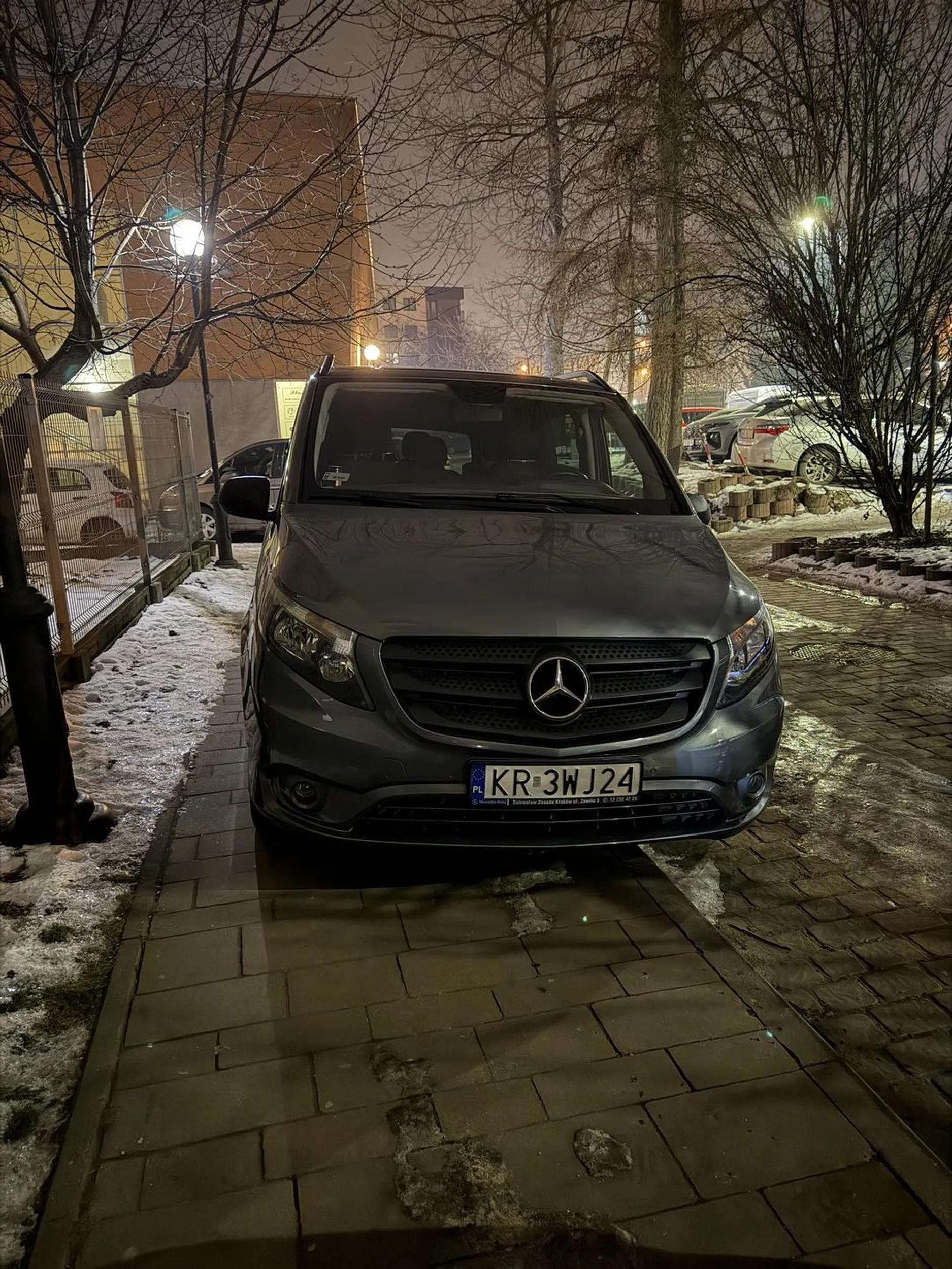 Dziękujemy łaskawco że zostawiłeś dla pieszych oblodzone 30 cm chodnika. Następnym razem nie krępuj się, jebnij się na cały chodnik, najlepiej w poprzek
