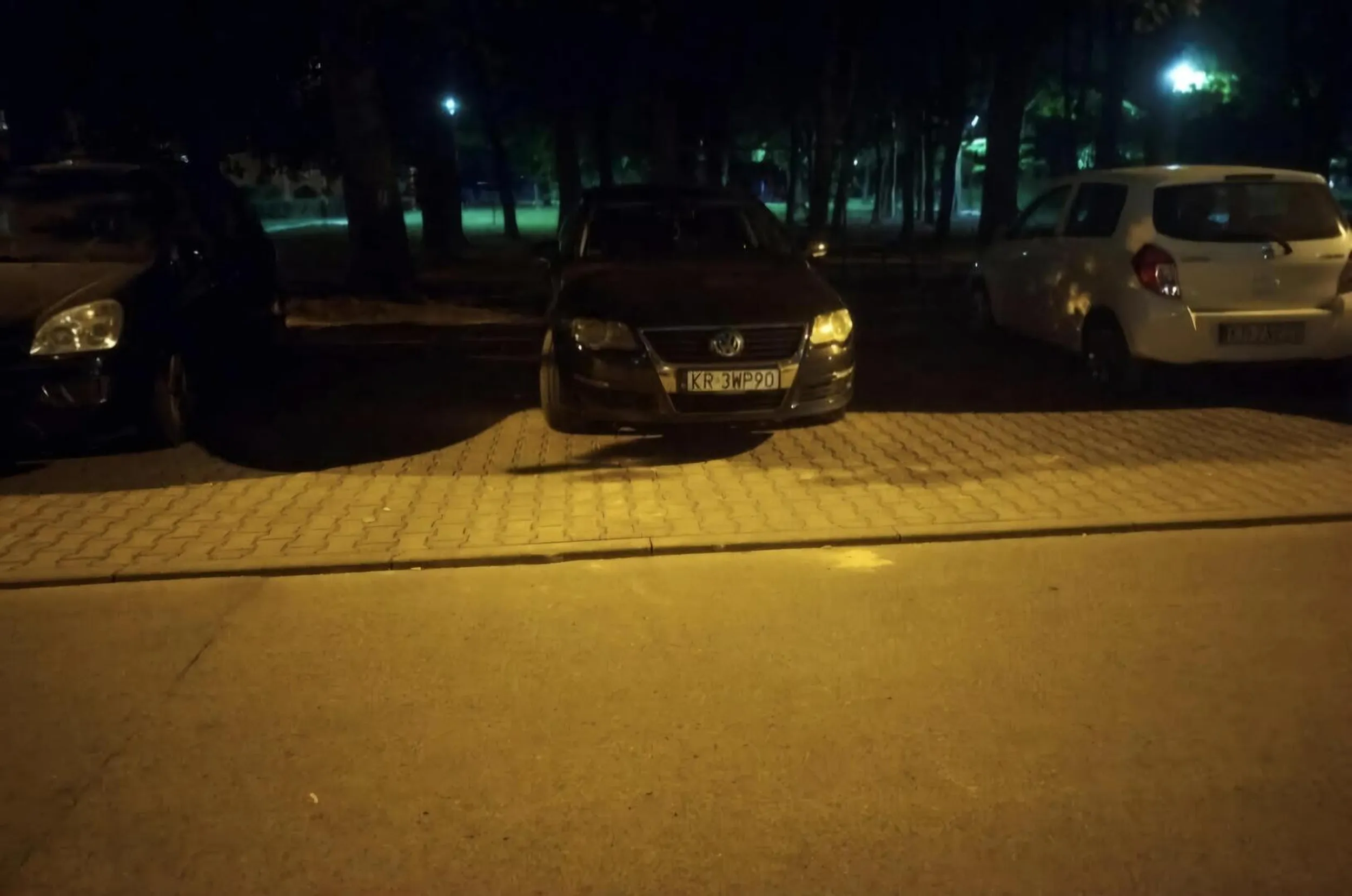 To chyba jakaś choroba psychiczna bo chłop przeszedł samego siebie i zablokował PO RAZ 30 tym razem nie 1 a 2 dodatkowe miejsca i 3 jeśli liczymy tam gdzie stoi... Zgłosić go za to nie mogę bo nie ma Lini parkingowych więc według prawa legalnie stoi ale nie wiem co on ma w głowie bo to nie pierwszy raz