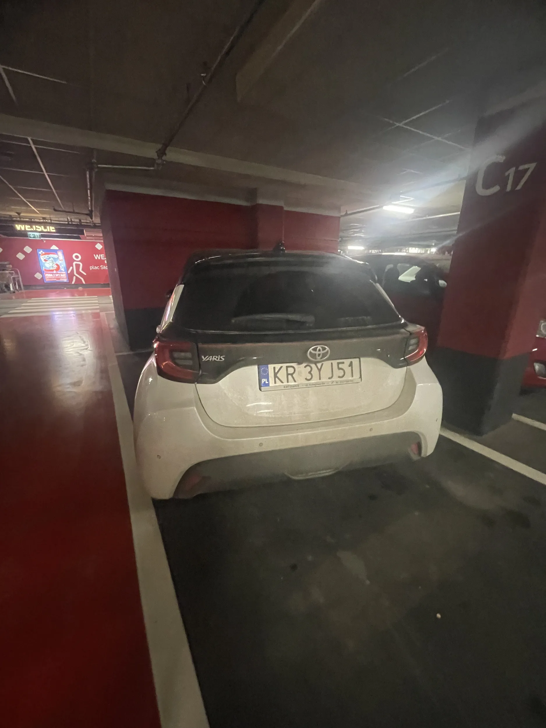 Babo kto ci dał prawo jazdy? Na rondzie się wpierdalasz i parkować nie umiesz.