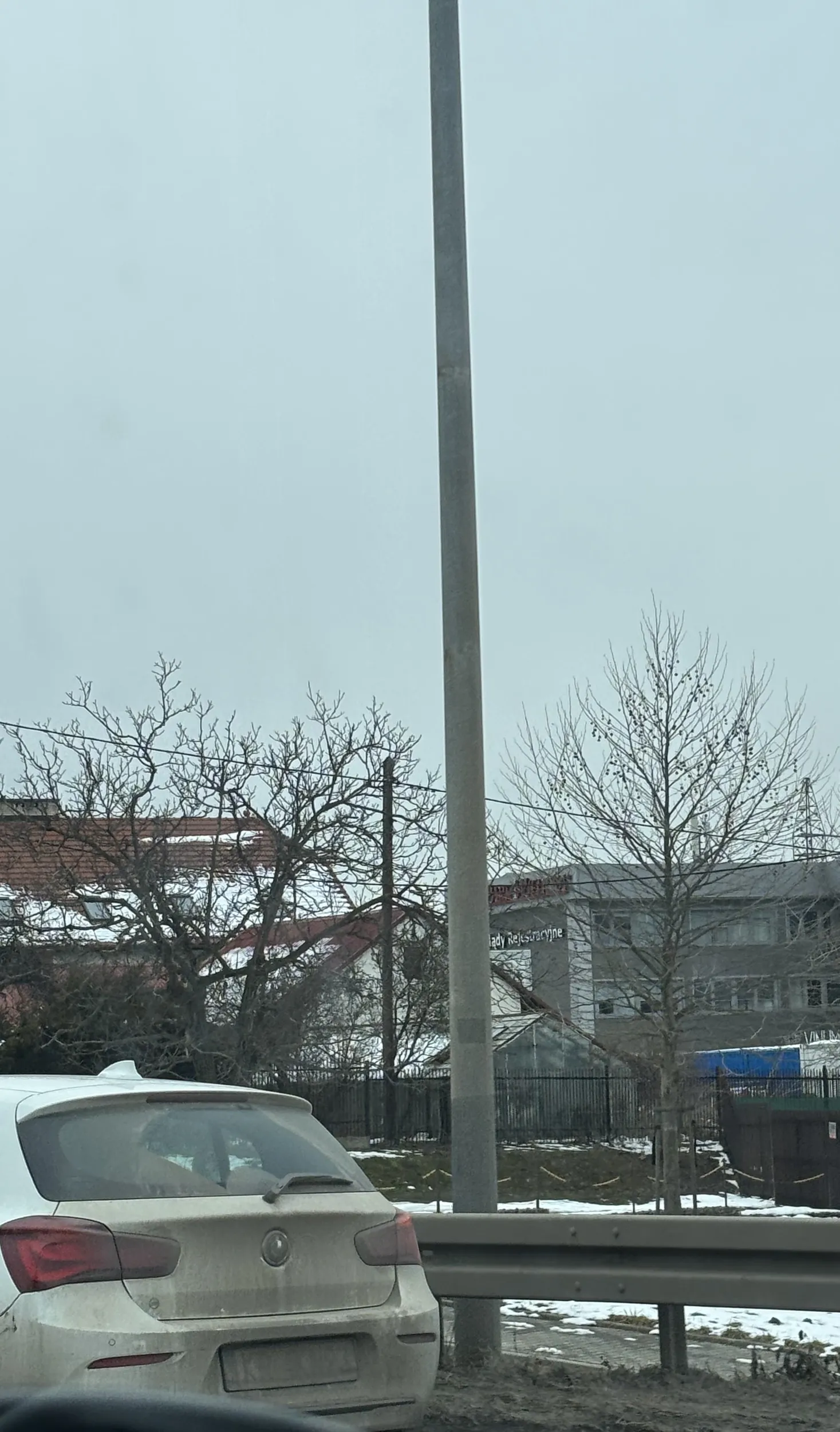 Siedzi na zderzaku i chce wyprzedzać na podwójnej ciągłej. W ręce telefon. Auto tak brudne, że tablic nie widać. Jakaś patologia