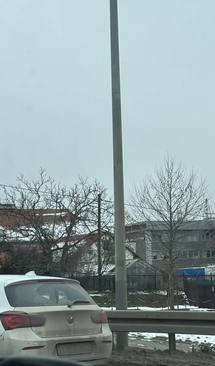 Siedzi na zderzaku i chce wyprzedzać na podwójnej ciągłej. W ręce telefon. Auto tak brudne, że tablic nie widać. Jakaś patologia