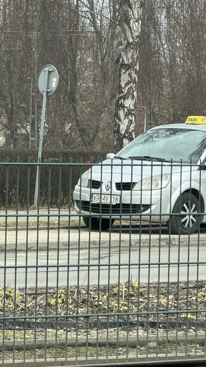 Może i zdjęcie jest beznadziejne ale taki sam jest cierp, który zaparkował na przystanku autobusowym Rondo Hipokratesa w Krakowie. Zgłoszone bagietom.