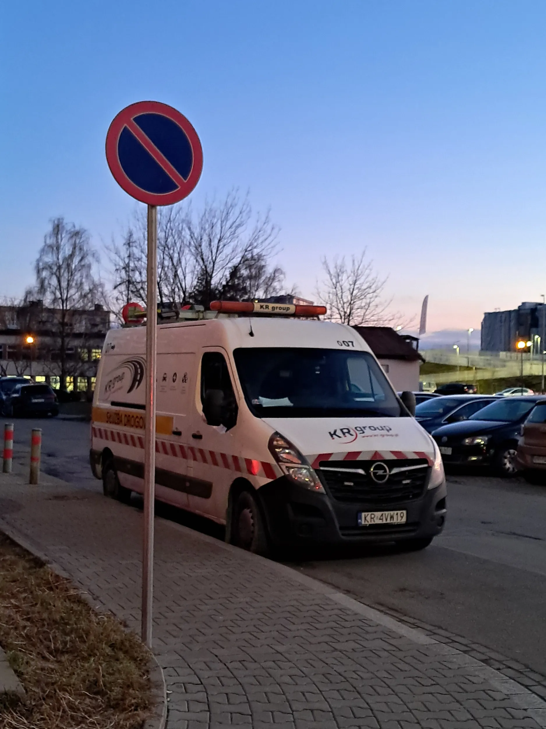 Tak zwana "służba drogowa", która świeci przykładem. Stoi już równe 24 godziny.