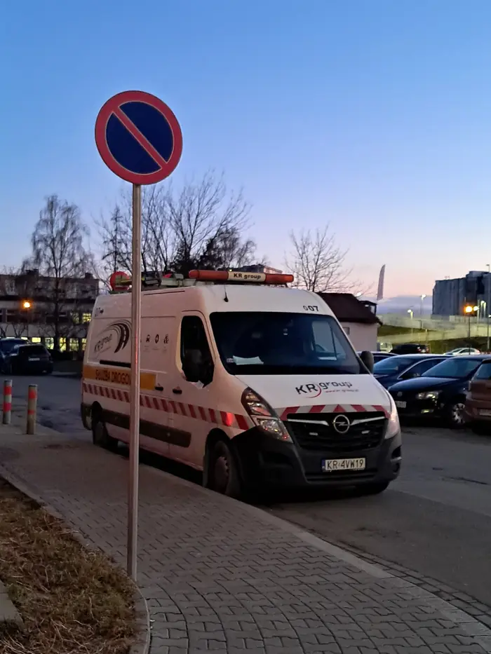 Tak zwana "służba drogowa", która świeci przykładem. Stoi już równe 24 godziny.