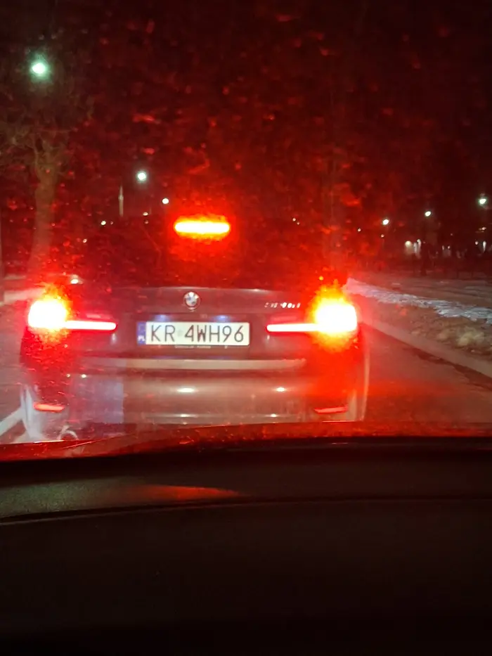 W korku z podporządkowanej puszczam z kultury jedno auto a ten  sie ładuje dodatkowo wyprzedzając sznur aut pod prąd i wymuszając wpuszczenie. Cwaniaczek bez kultury jazdy