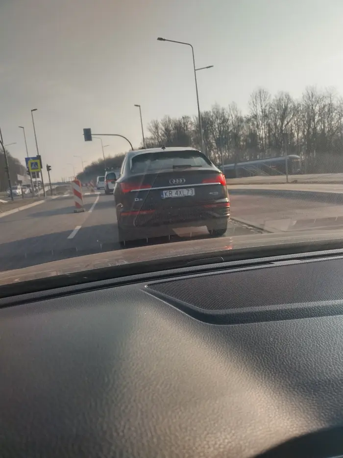 Nie dość kobieto,że za grosz nie masz kultury to nie potrafisz jeździć. Chamsko i bezczelnie wymijasz samochód który na skrzyżowaniu chcę włączyć się do ruchu...ja zostaję za Tobą i przepuszczam kilka aut..żeby dogonić Cię przed pasami Typowy Babulec w SUV!