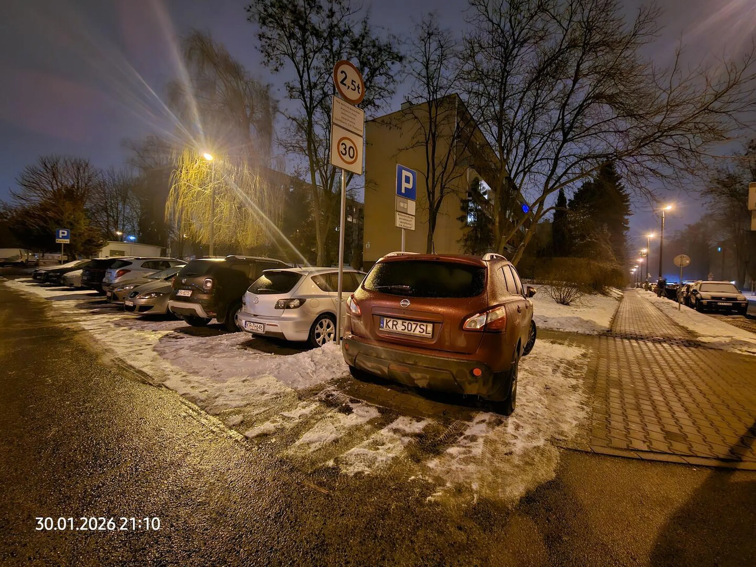 Stajesz w miejscu do tego nieprzeznaczonym, ty nie widzisz znaków, że stajesz przed znakami na chodniku? Jesteś oficjalnie baranem.