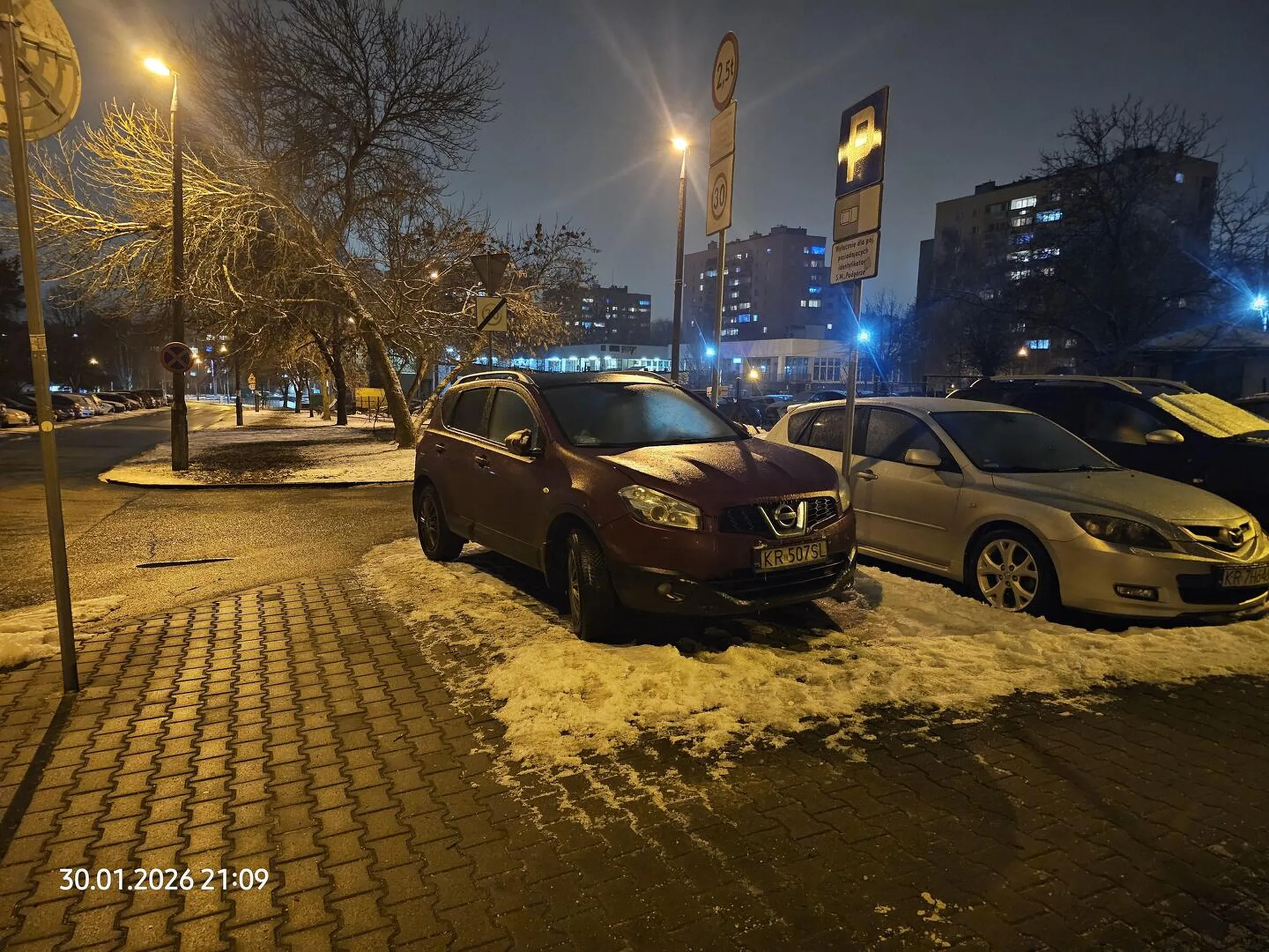Stajesz w miejscu do tego nieprzeznaczonym, ty nie widzisz znaków, że stajesz przed znakami na chodniku? Jesteś oficjalnie baranem.