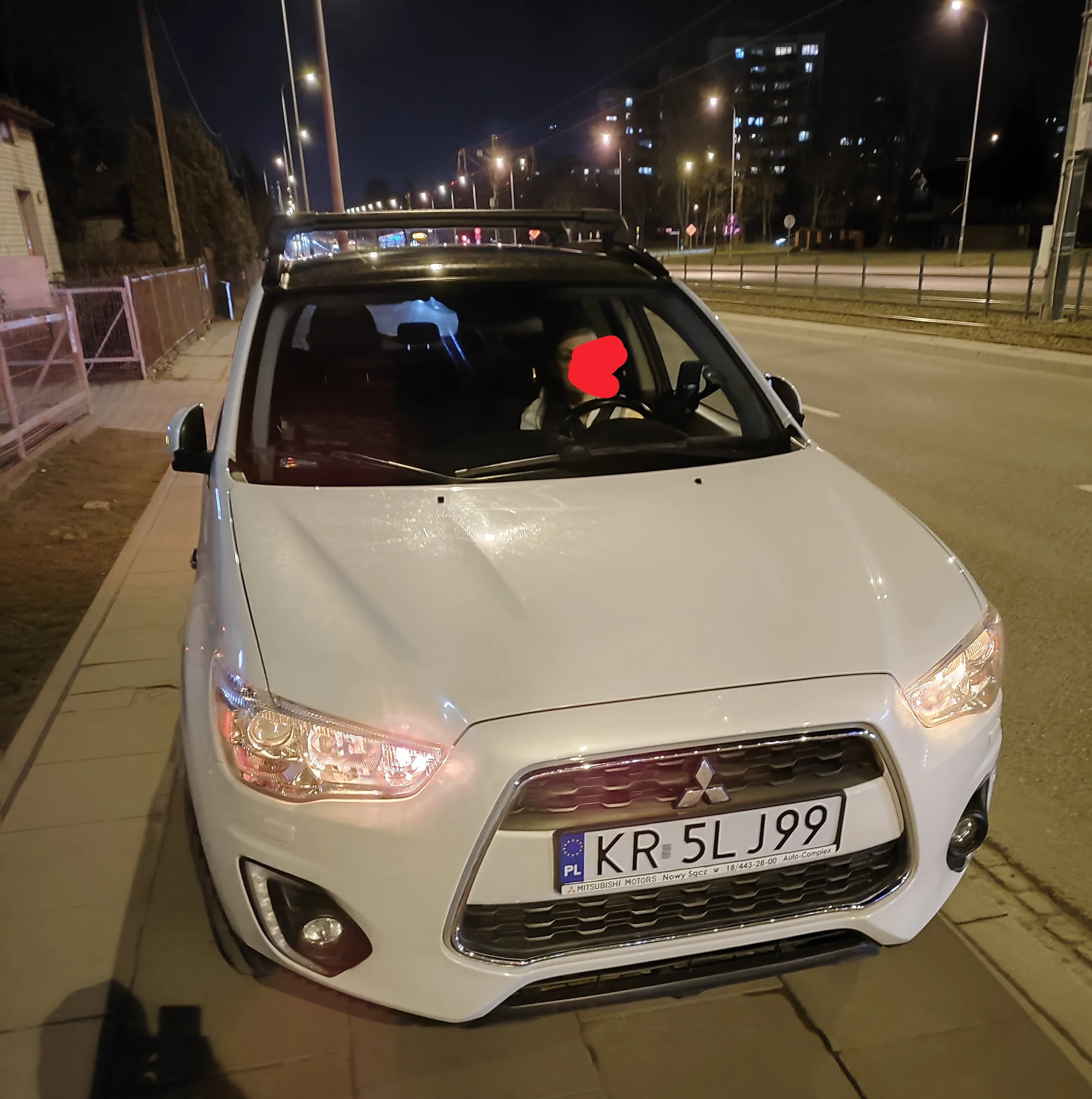 Pani musiała zaparkować na chodniku, chociaż obok jest wielki parking, ale przecież "hora curka" nie przejdzie więcej jak 5m