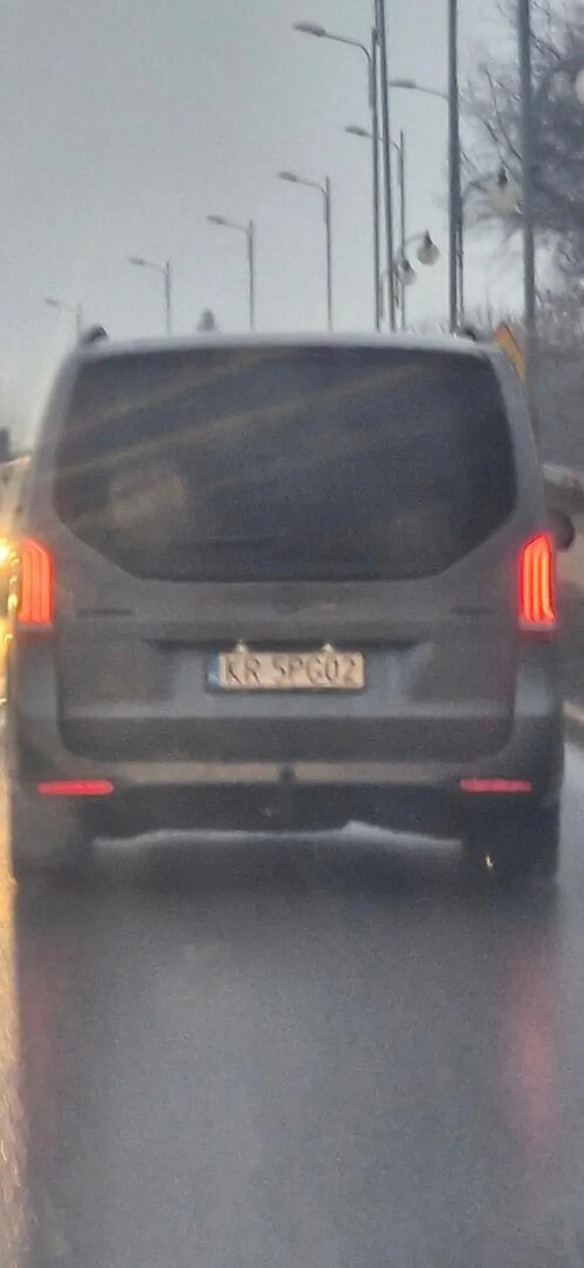 Wymusza nie używa kierunkowskazów wlg czuje sie jak by byl sam.na drodze i reszta nie istnieje