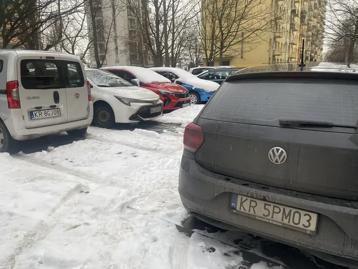 Przykład jak utrudnić życie osobie niepełnosprawnej. Jak zablokować wyjazd osobie, która posiada uprawnienia na parkowaniu na kopercie.