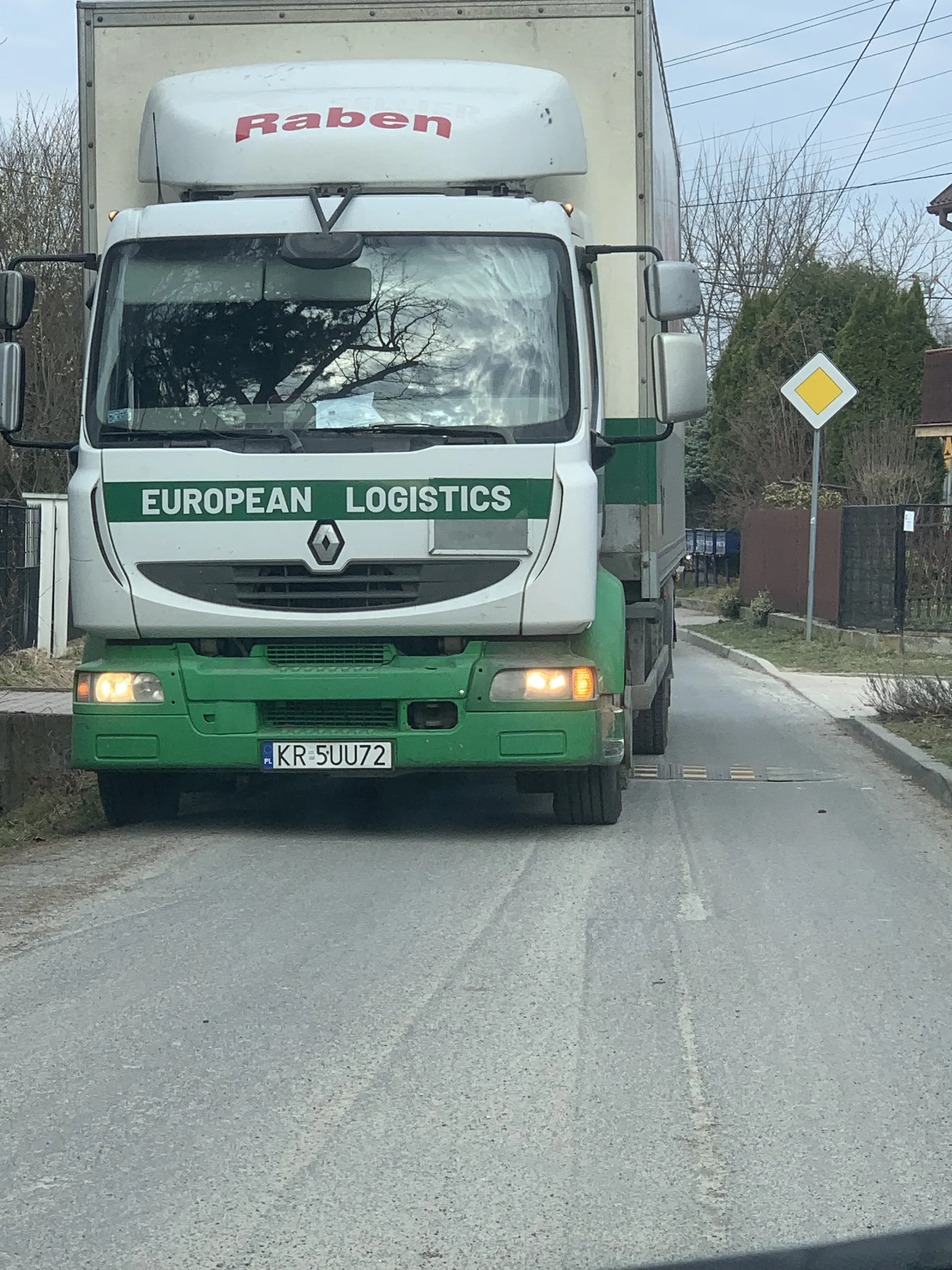 Blokowanie drogi pomimo że obok jest poszerzona droga i na spokojnie byłoby miejsce, 2 mógł wjechać na posesję osoby zamawiającej ale nie najlepiej zablokować i zachowywać się jak bezmózg