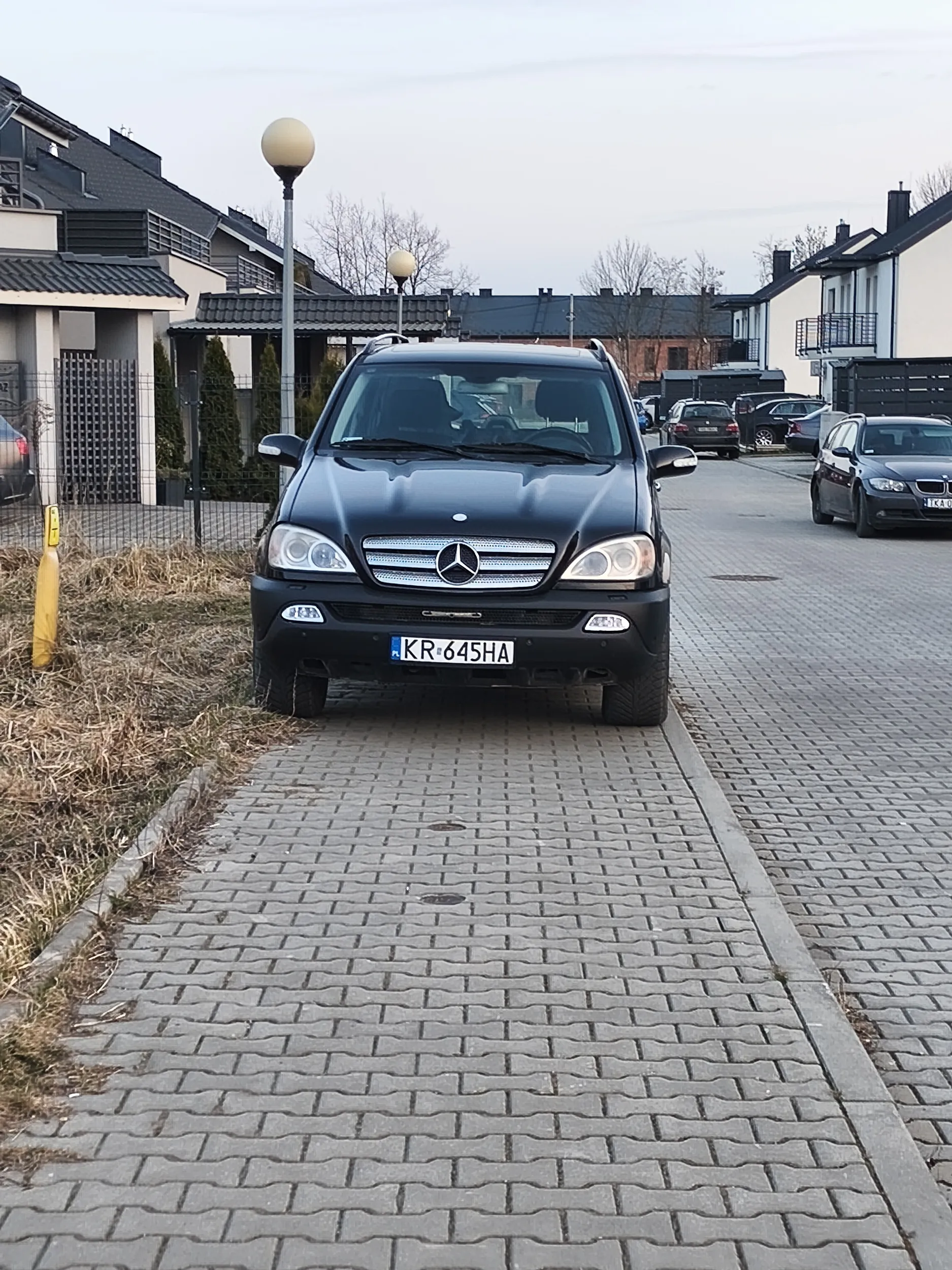 Zablokował cały chodnik i zadowolony rozumiem zostawić auto na chwilę ale on zostawił go tam na całą noc