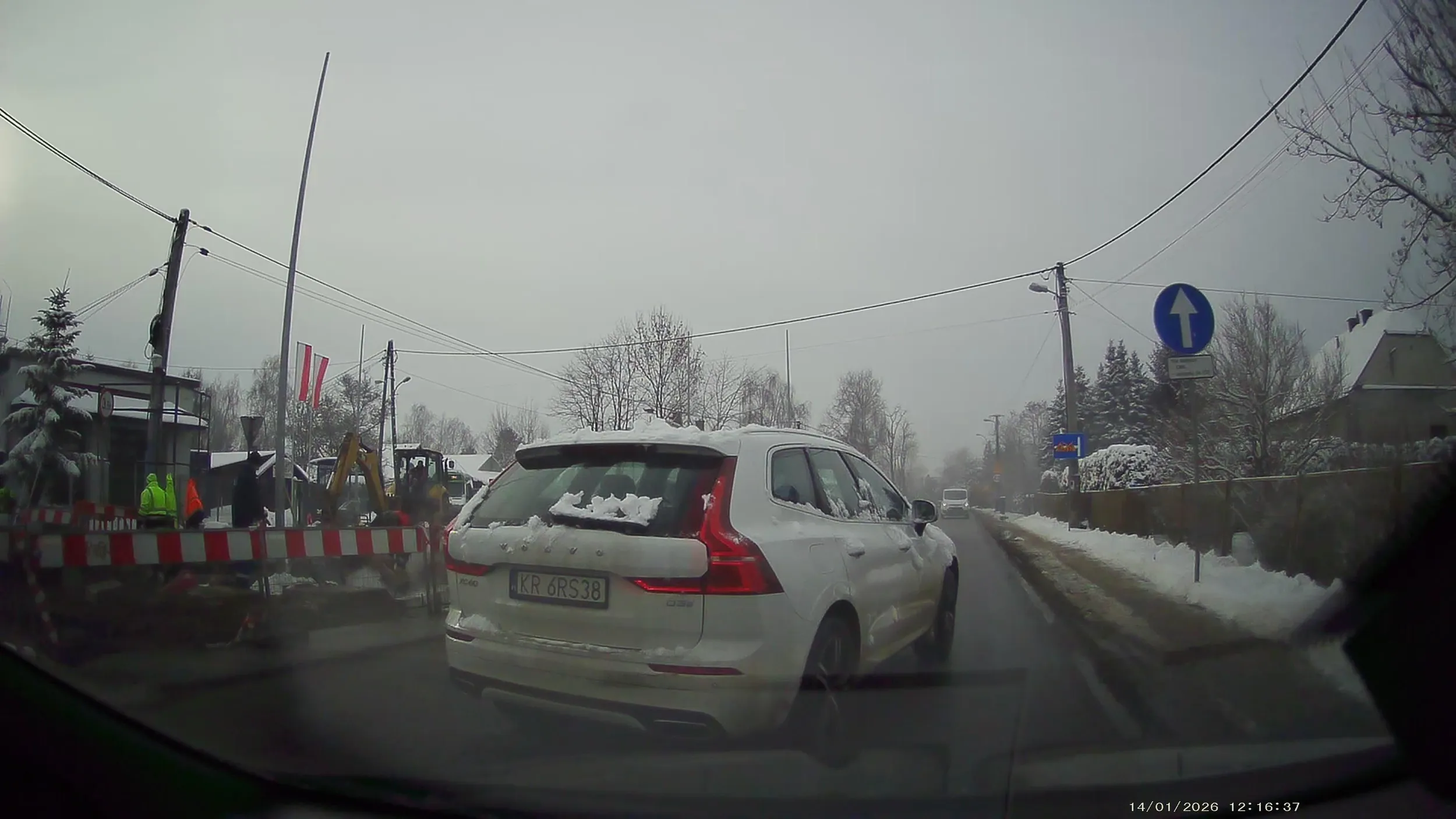 Może jednak warto spojrzeć w lusterka,jak się cofa.Ładujesz się prosto pod  maskę.Ale czego tu wymagać,jak nawet auta nie potrafisz odśnieżyć.