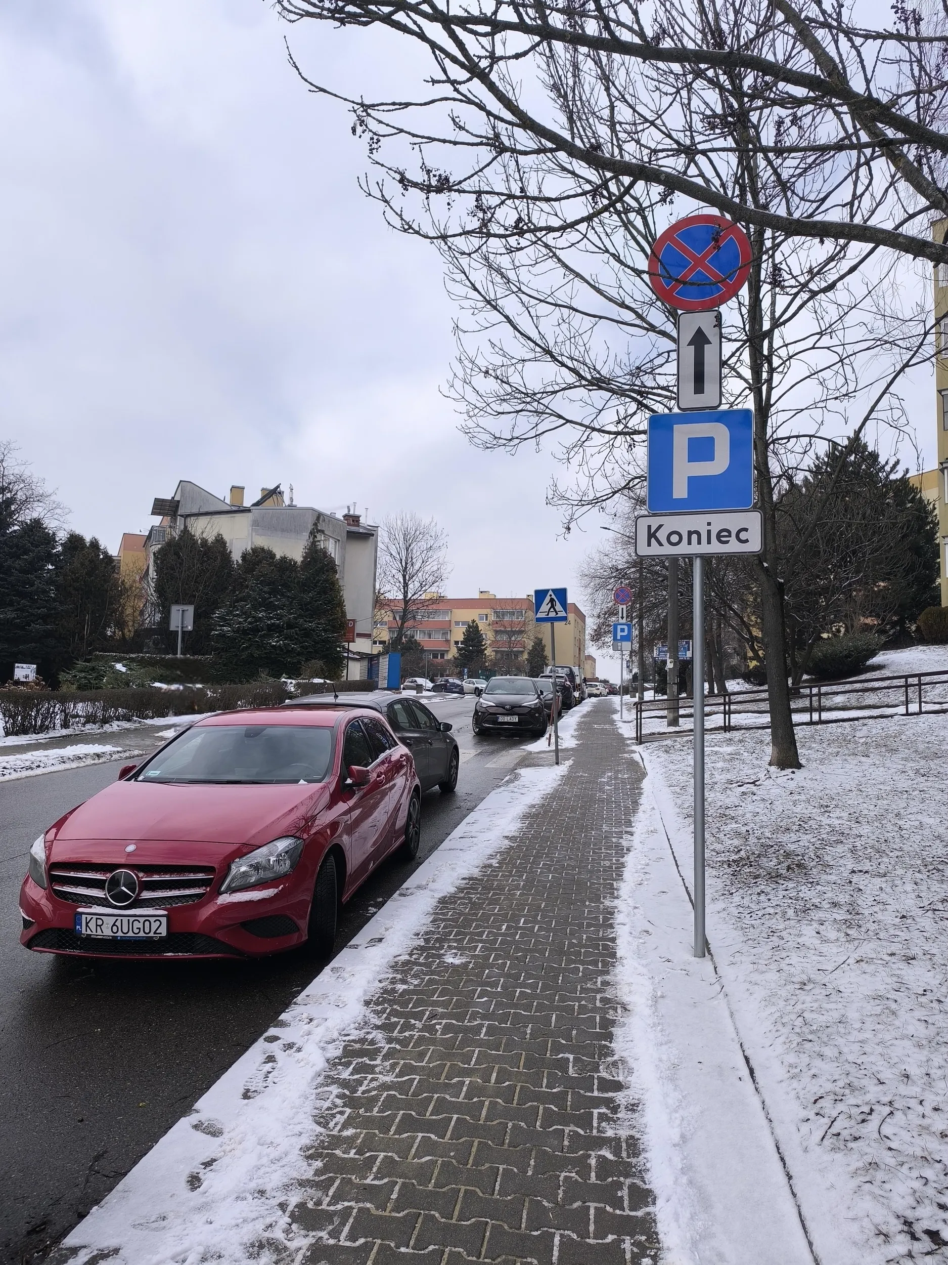 Ciekawe po co jest tam ten znak? Może ten zakaz ma związek z zasłanianiem przejścia dla pieszych?