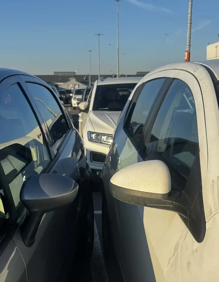Parkuje tak blisko że to szok że nie zarysowane auto, strasznie chamska babka