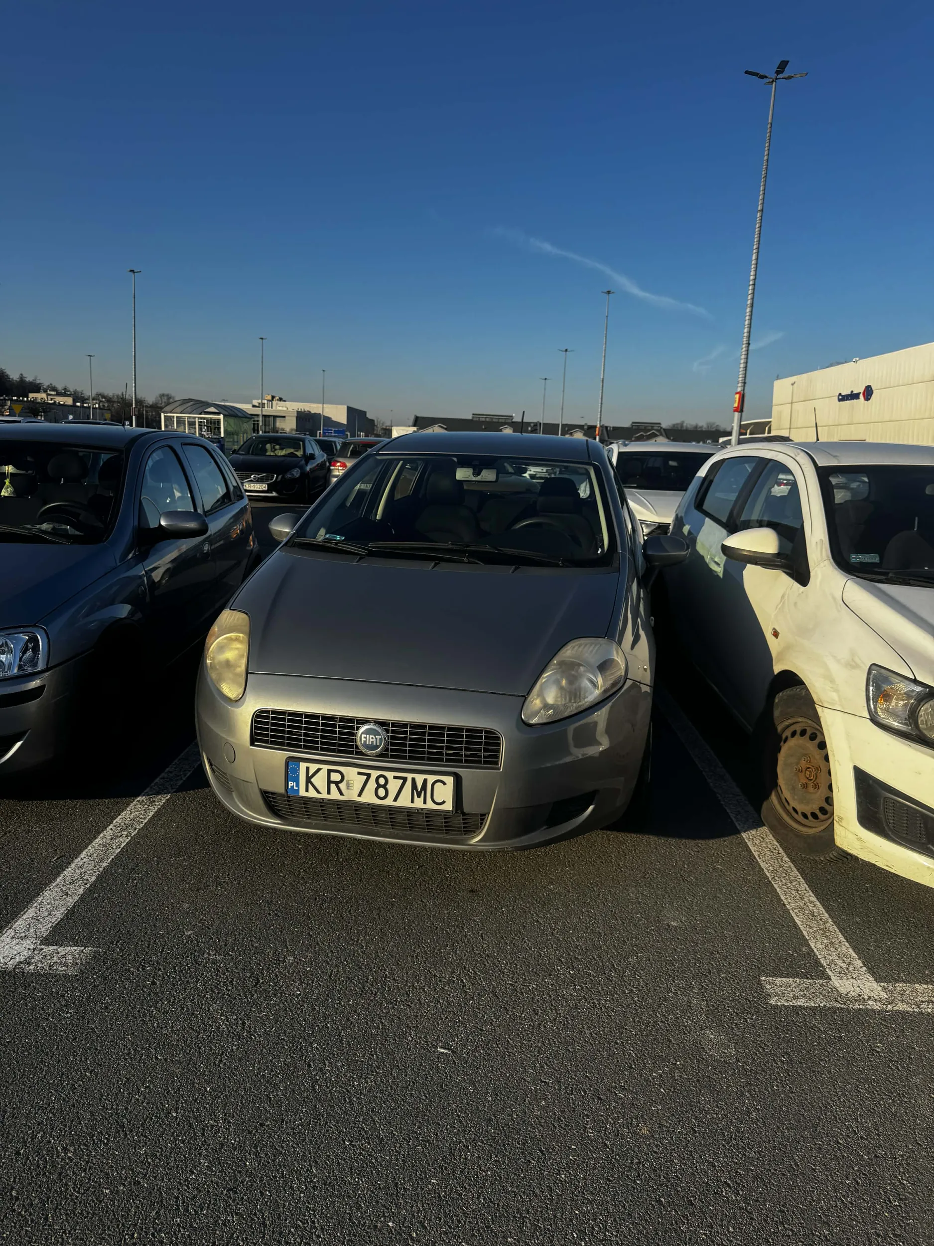 Parkuje tak blisko że to szok że nie zarysowane auto, strasznie chamska babka
