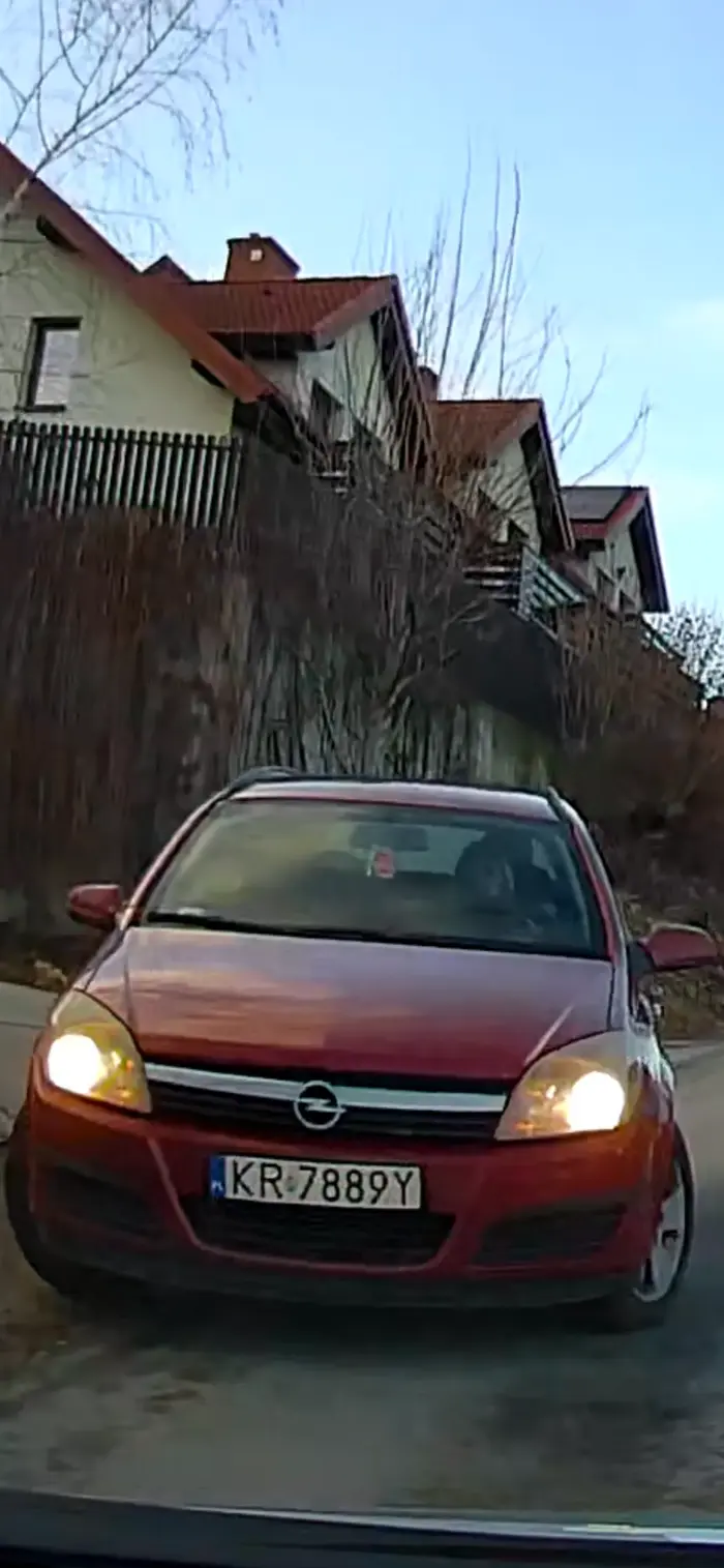 Głupia cipa z prawkiem znalezionym w chipsach. Wyjeżdża na czołówkę i wymusza pierwszeństwo. Jak ktoś zobaczy to wręcz należy przykleić karnego.