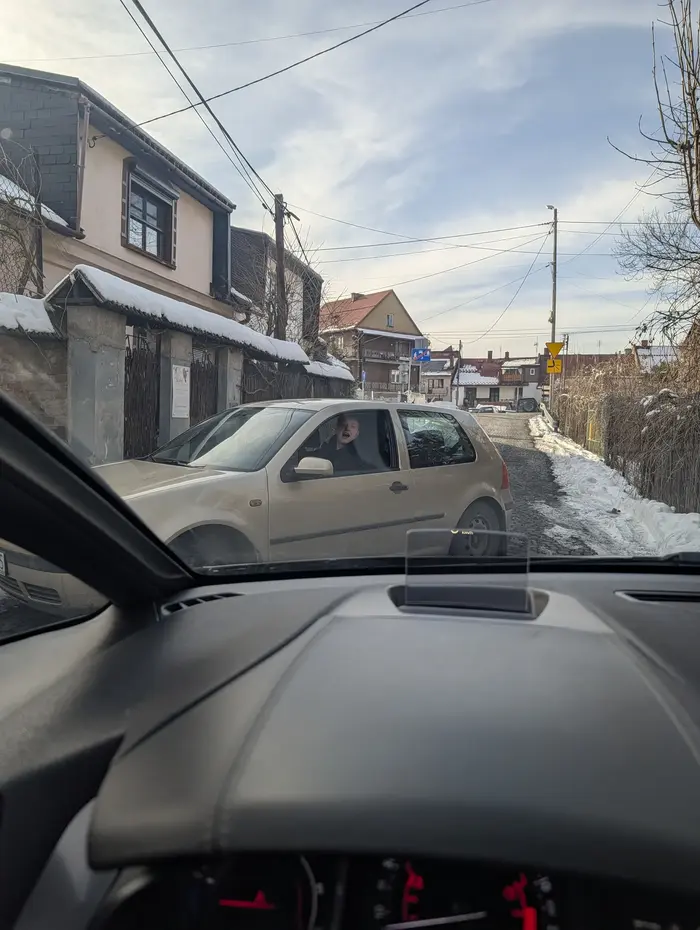 kierowca bardzo nieprzyjemny, zablokował ruch i coś krzyczał