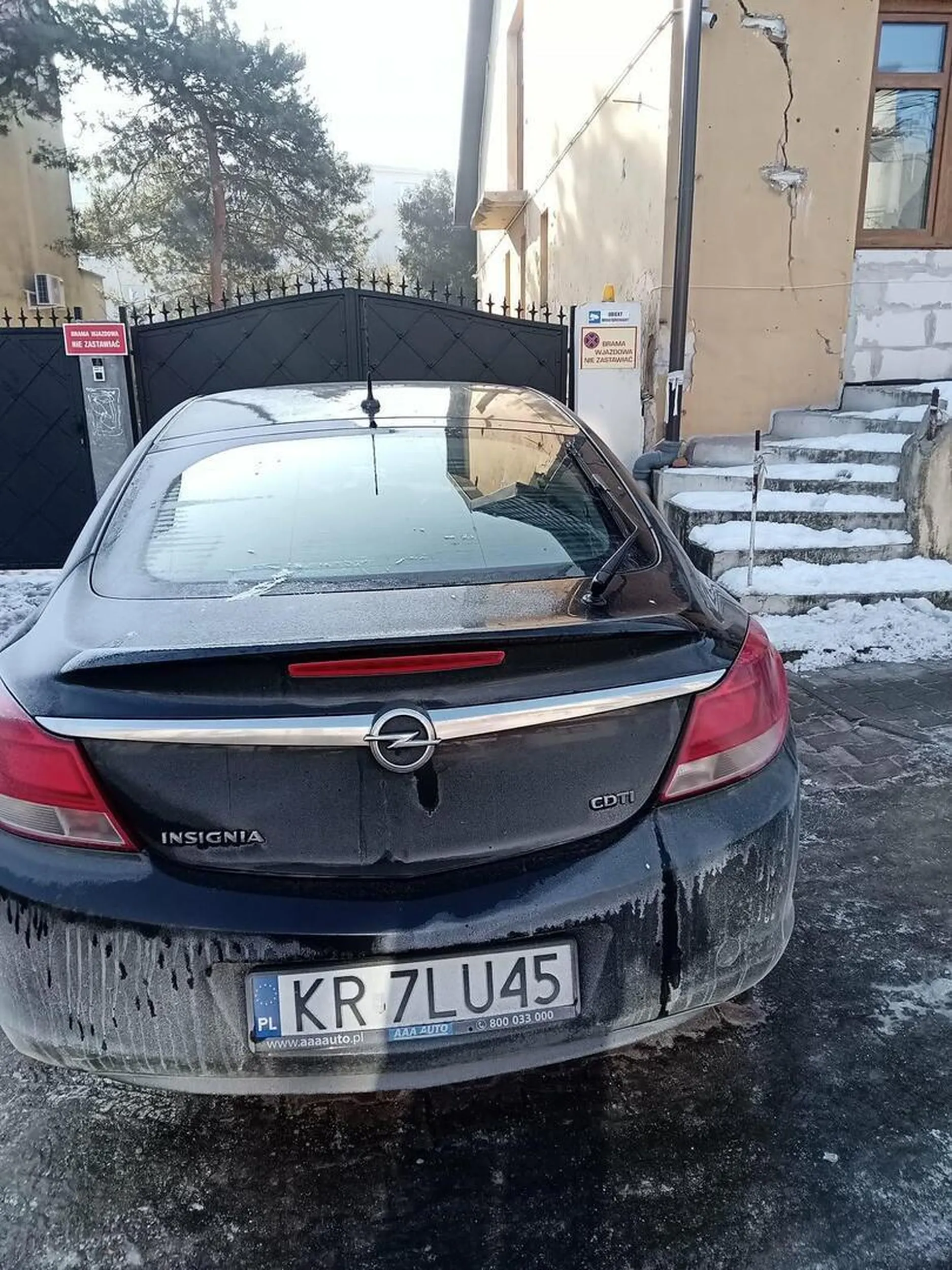 Kierowca nie powinien zostać dopuszczony do jazdy skoro z 2 m nie jest w stanie odczytać tabliczki NIE PARKOWAĆ żenujące zachowanie i jeszcze dyskusja że tylko 2 minuty gdzie realnie stał ponad 30 minut blokując wyjazd z posesji