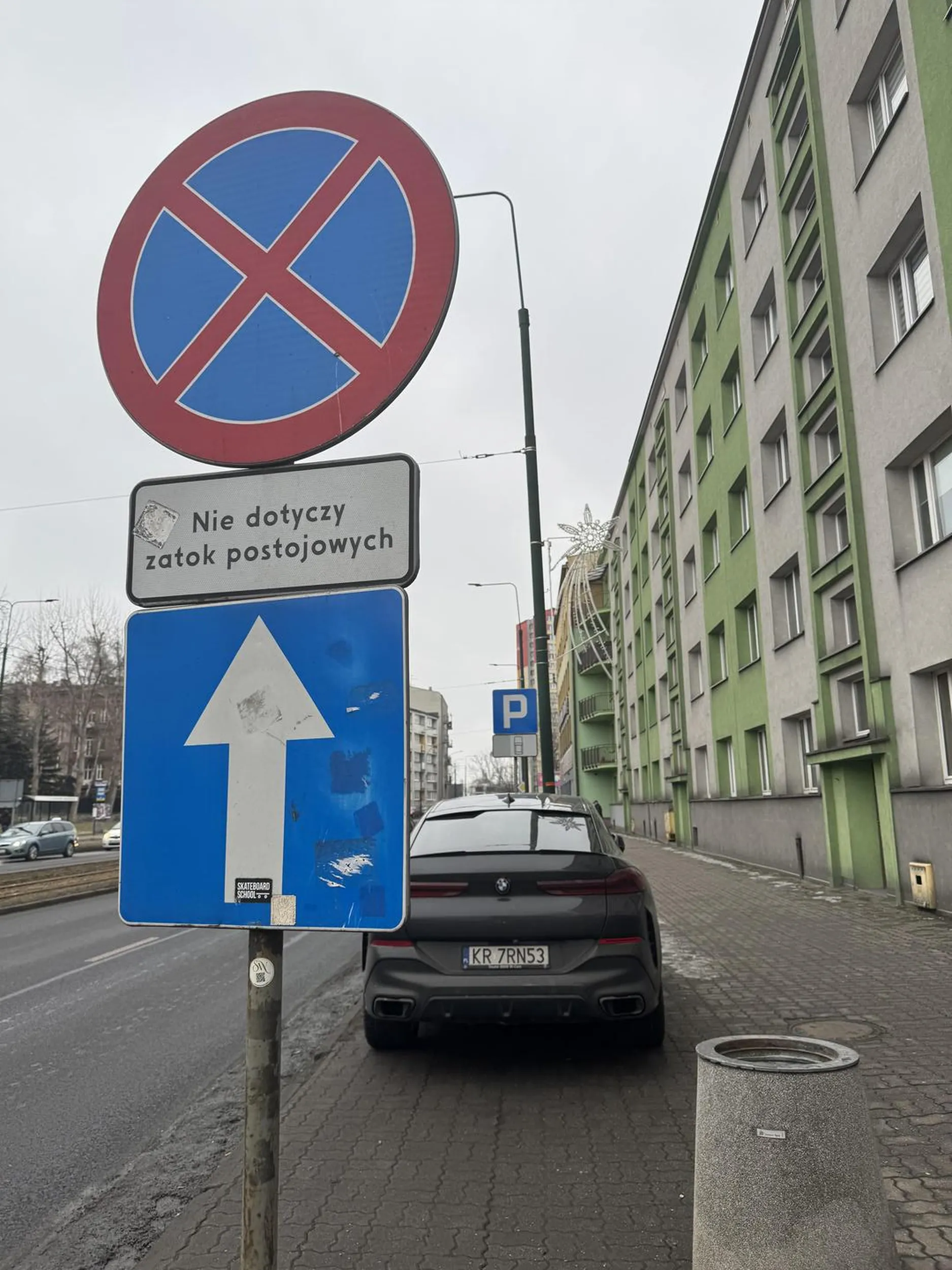Parkuje na chodniku żeby pujsc do żabki pod zakazem  , naucz się parkować babo