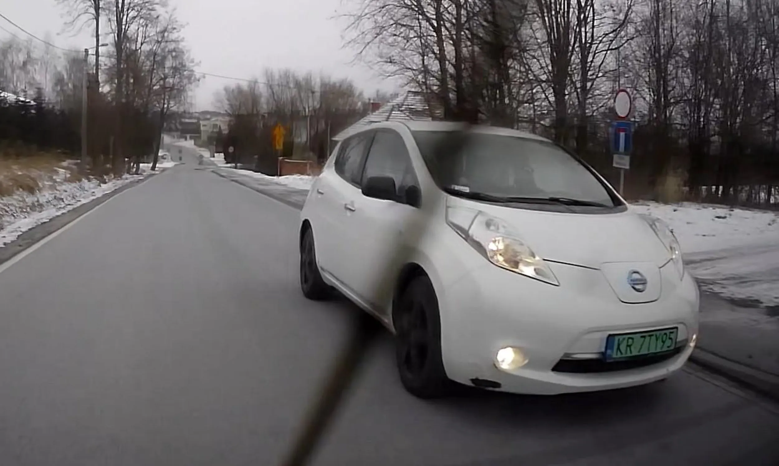 Totalny wariat za kierownicą , co chwile włącza kierunkowskaz a na mijankach w Michałowicach niemalże doprowadził do wypadku. Całkowity brak wyobraźni za kierownicą starego , rozlatującego się białego Nissana Leafa.