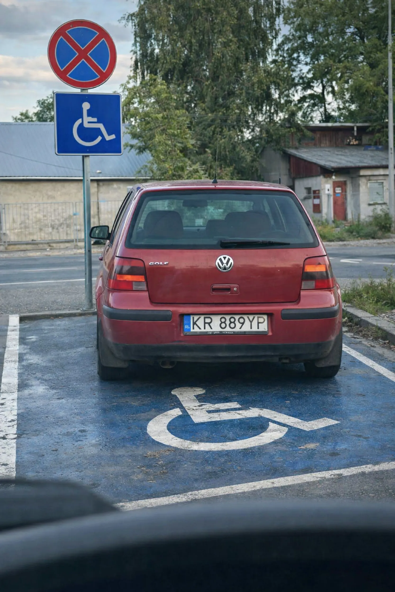 Zajmuje miejsce dla niepełnosprawnych mimo że obok ma normalne miejsca. Nie pozdrawiam ?