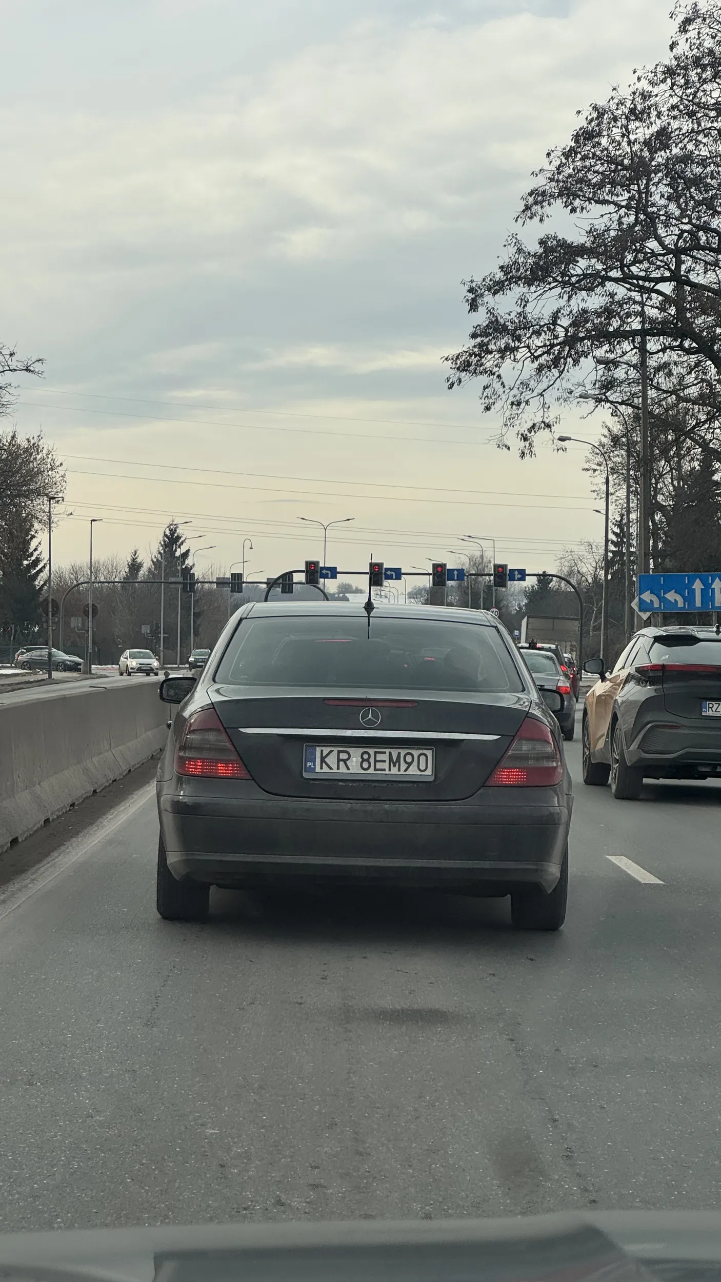 Wariat skacze po pasach bez używania kierunkowskazów, zajeżdża drogę, wymusza na innych hamowanie. Na klakson reaguje wyhamowywaniem innych. Badania psychiatryczne by się przydały i zaraz prowadzenia pojazdów.