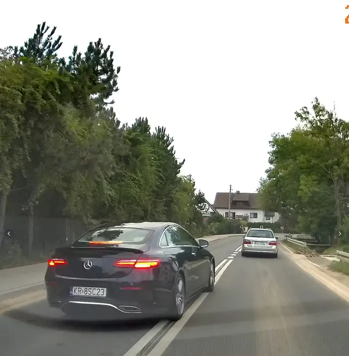 Wyprzedza na podwójnej ciągłej , hamuje i narażając na wypadek.