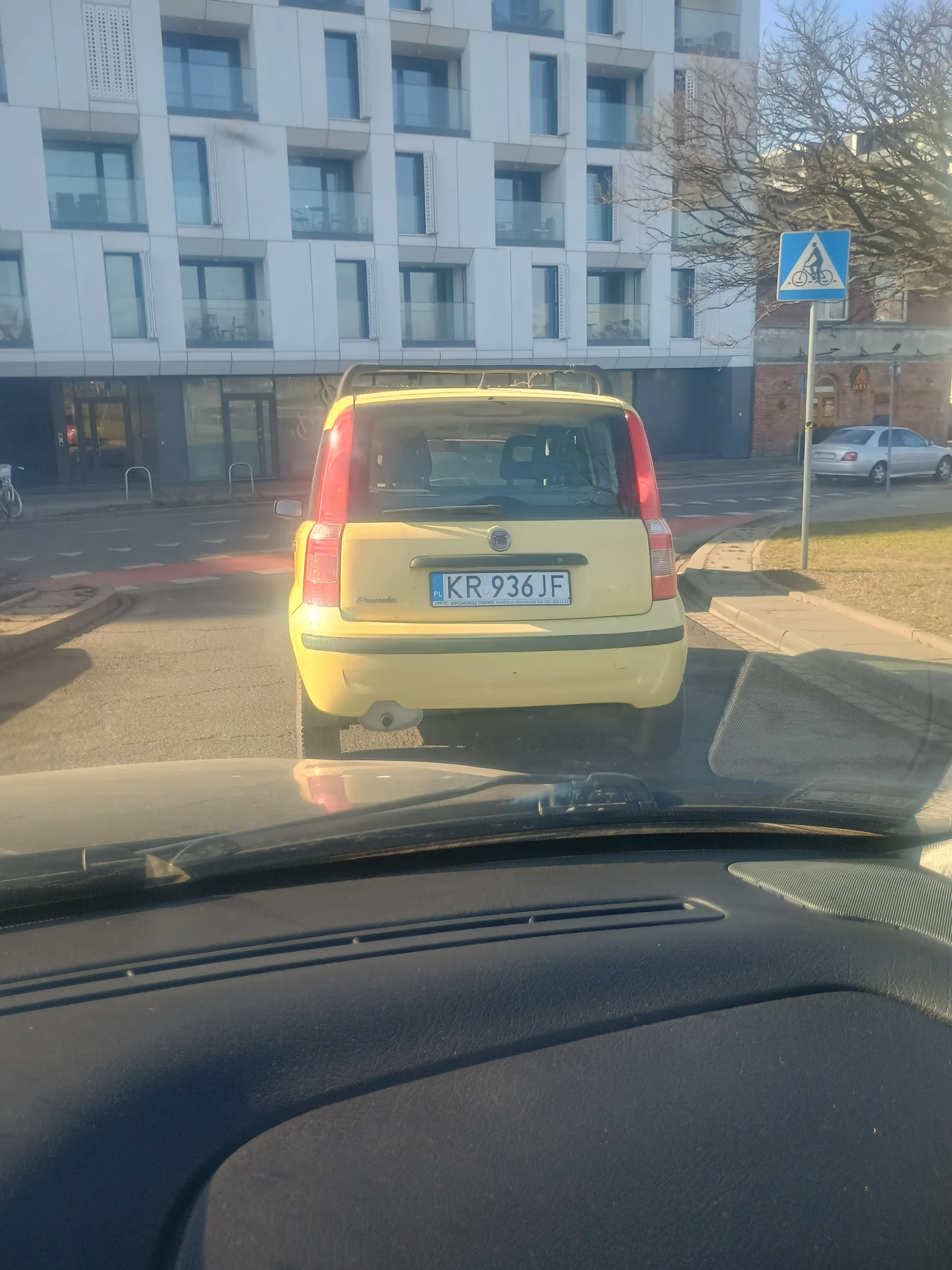 Uwaga wjeżdża przed maskę i hamuje. Stara Panda bez progów, zapewne wie, że nie przejdzie przeglądu więc liczy że z czyjegoś OC dostanie więcej niż na złomie. Sprawa zgłoszona na policję mam nagranie.