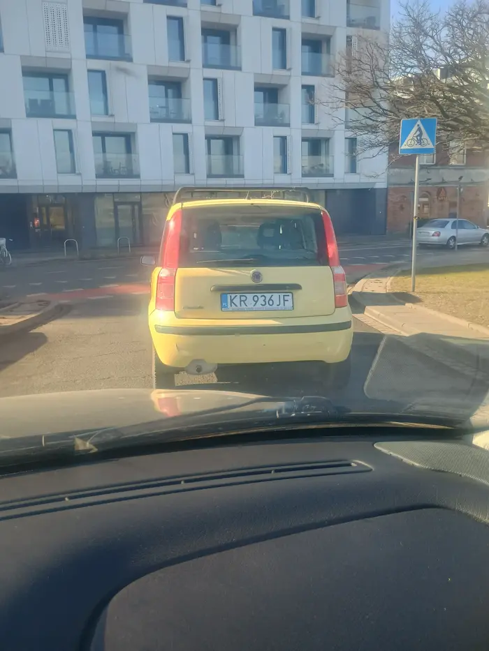 Uwaga wjeżdża przed maskę i hamuje. Stara Panda bez progów, zapewne wie, że nie przejdzie przeglądu więc liczy że z czyjegoś OC dostanie więcej niż na złomie. Sprawa zgłoszona na policję mam nagranie.