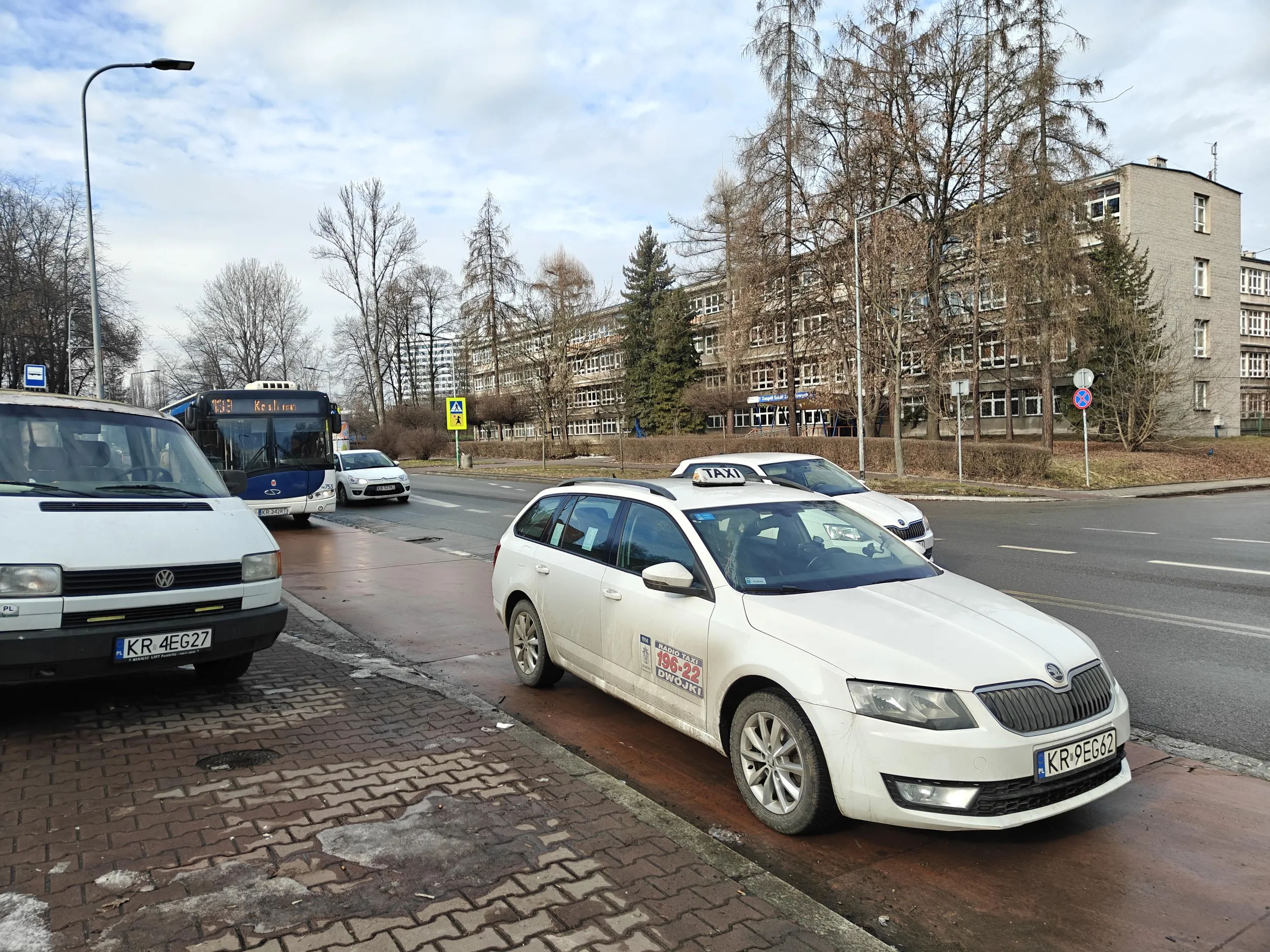 Kierowca autobusu nie może normalnie prowadzić obsługi pasażerów.
