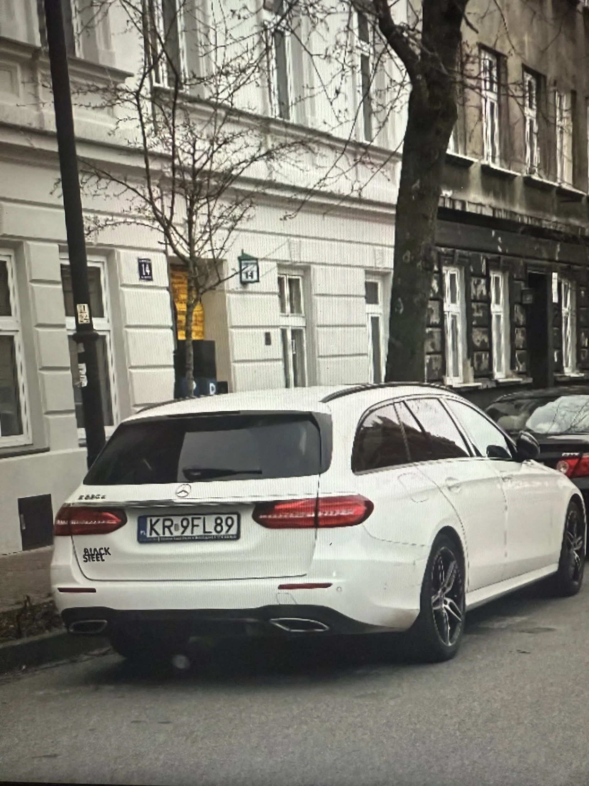 Pan jeździ po pijanemu, widziałem jak w wychodził z baru tego obok siłowni, pił tam alkohol , a potem wsiadl do auta. Podjechał co prawda  kilka ulic dalej ale nawet te kilkaset metrów moglo sie skonczyc dla kogos tragicznie! dzwoniłem na 112 , ale wątpie że ktoś zareagował, bo chwile tam stałem i nie było patrolu. przestrzegam!