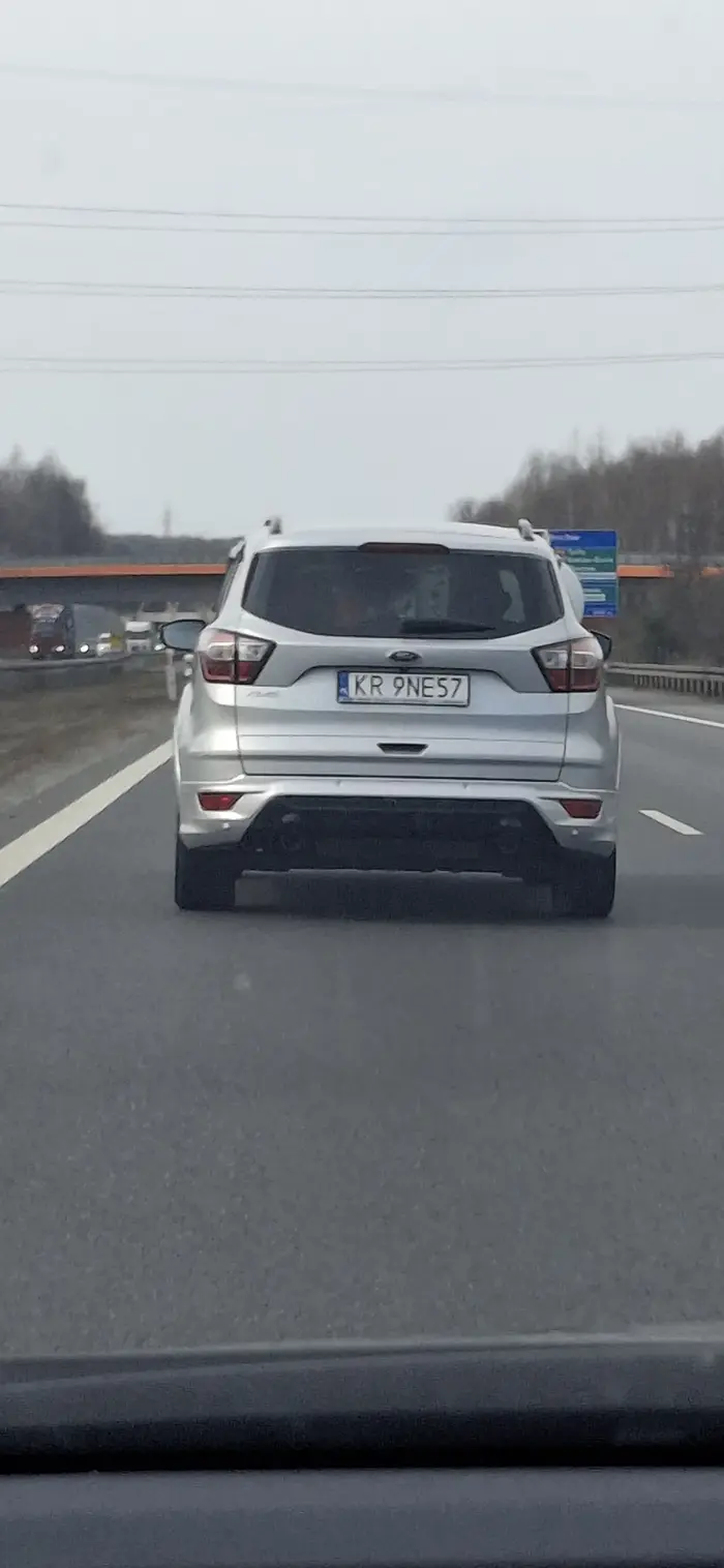 Jeb.na qwa przyklejona do lewego pasa, ni ch.ja na prawy nie zjedzie