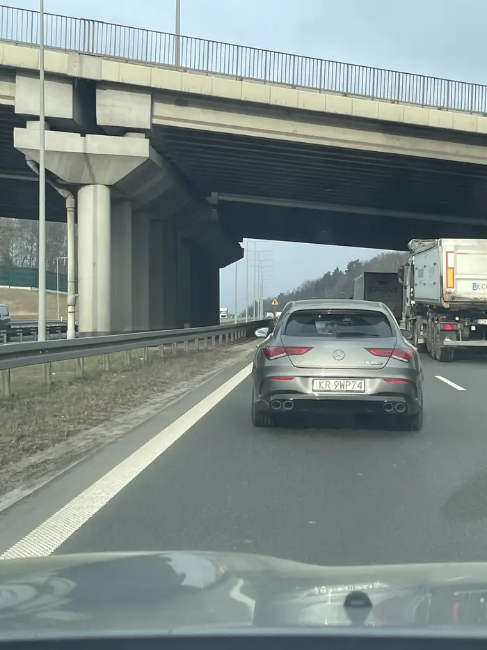Śmieci petami na autostradzie - wysokość Mysłowice - Brzezinka, 7:52, 17.03.2026