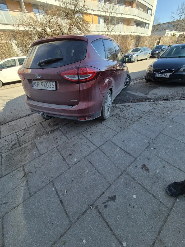 Tragicznie zaparkowany samochód prosiłabym o poprawę