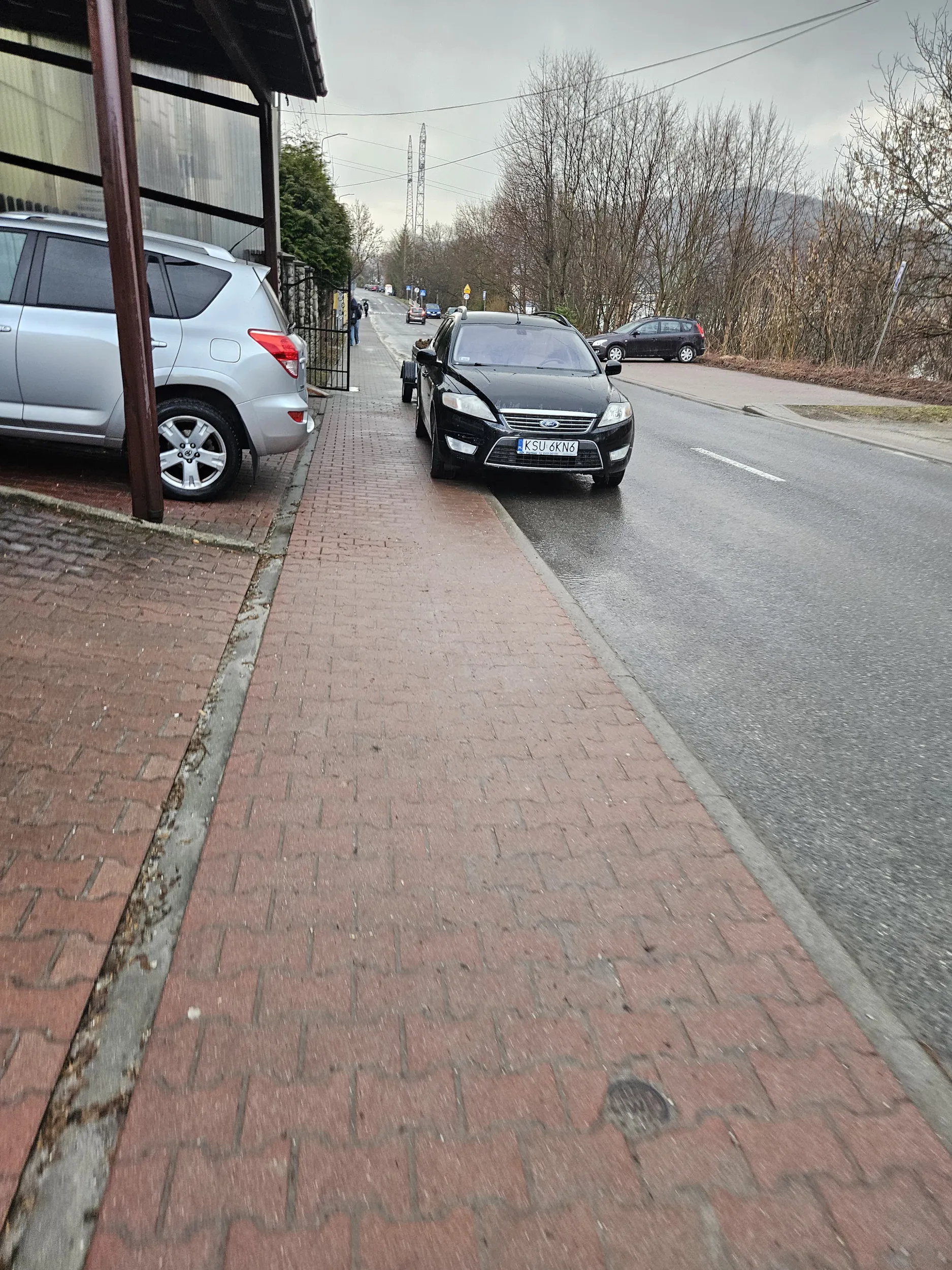 Kierowca czesto parkuje na chodniku obok swojej posesji, warto podkreslic ze stoi na chodniku po ktorym wracaja uczniowie z pobliskiej szkoly