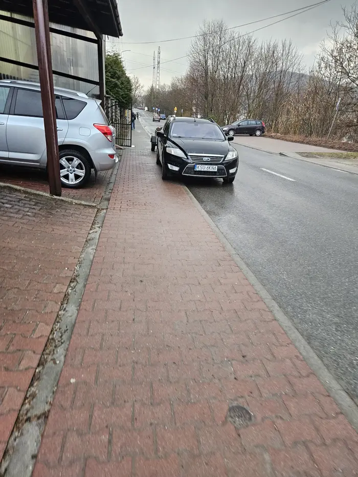 Kierowca czesto parkuje na chodniku obok swojej posesji, warto podkreslic ze stoi na chodniku po ktorym wracaja uczniowie z pobliskiej szkoly
